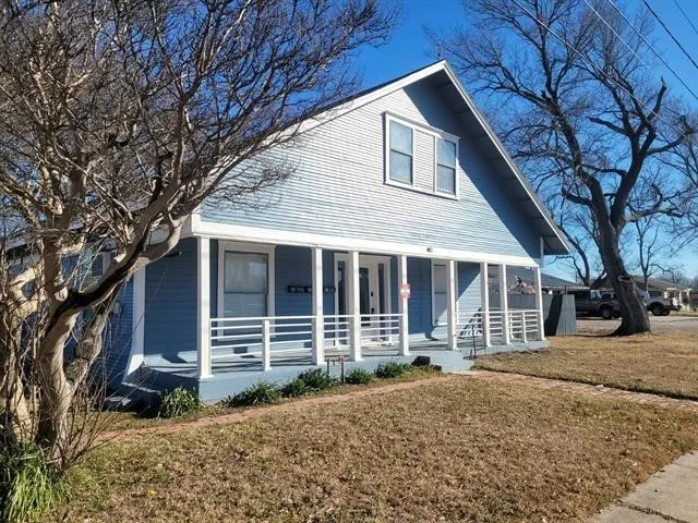 Apartment For Rent in Kaufman County , 1103 E Moore Avenue 1, Terrell, Texas 75160, 1 Bedroom, 1 Bathroom, Garage spaces, 2,052 Sqft, built in 1900, Price $1,000, mls#21113655, Real Estate Agent in Terrell, Homes For Rent in Kaufman county, Homes For Rent in Terrell, Realtor in Terrell Texas, Real Estate Brokerage Independent Realty Texas, Luminita Cordes Realtor