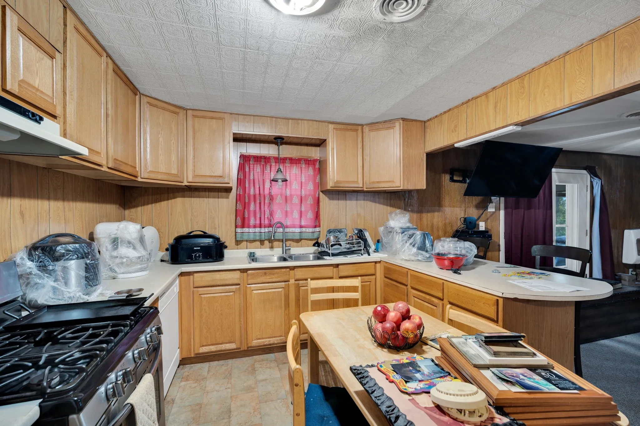Single Family Residence For Sale in Dallas County , 846 Truman Circle, Lancaster, Texas 75146, 3 Bedroom, 3 Bathroom, Garage spaces, 2,021 Sqft, built in 1960, mls#21113572, Real Estate Agent in Lancaster, Homes For Sale in Dallas county, Homes For Sale in Lancaster, Realtor in Lancaster Texas, Real Estate Brokerage Independent Realty Texas, Luminita Cordes Realtor