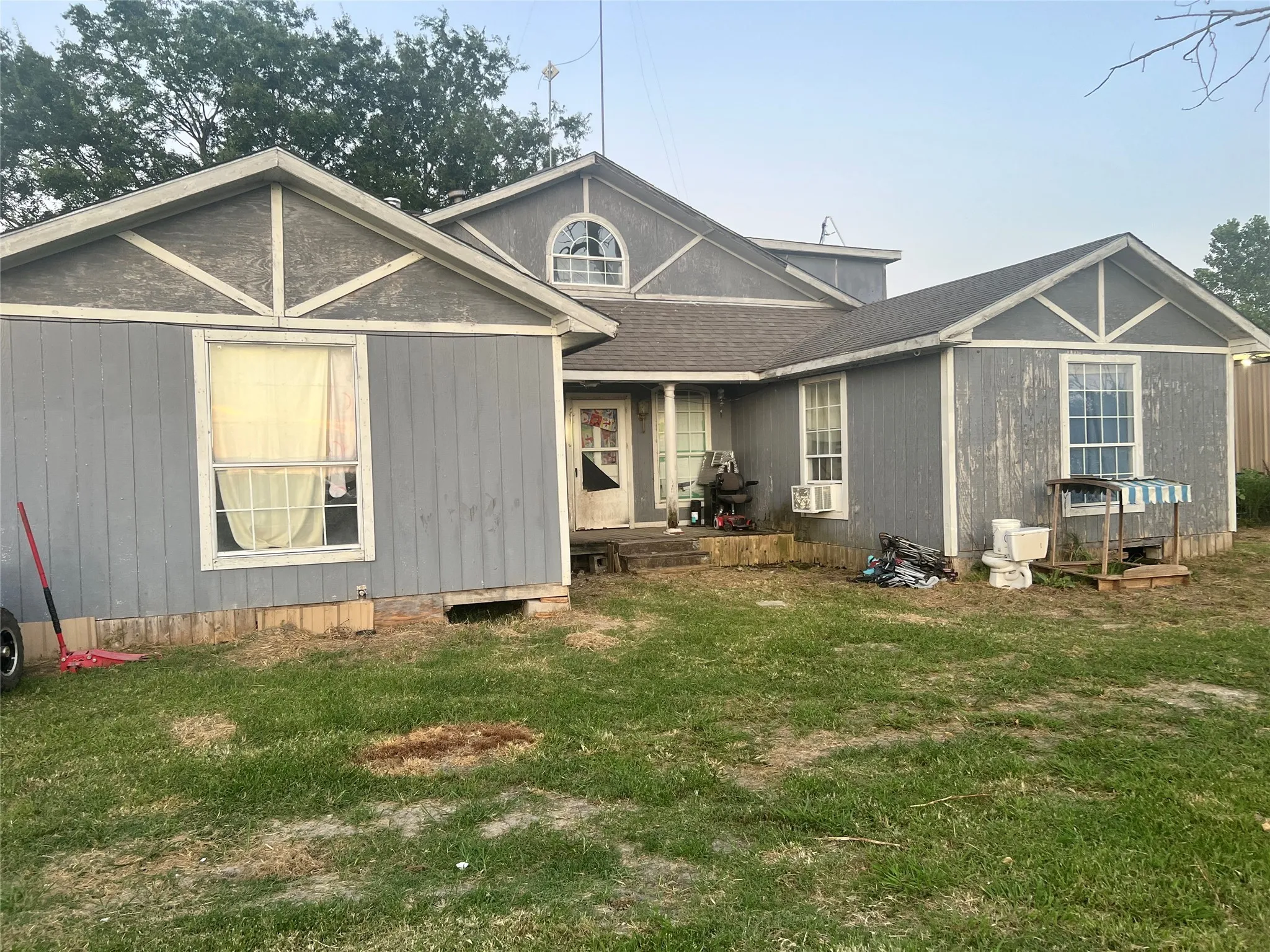 Single Family Residence For Sale in Hunt County , 8103 Harden Oaks, Quinlan, Texas 75474, 5 Bedrooms, 2 Bathrooms, 1 Garage spaces, 1,824 Sqft, built in 1986, Price $215,000, mls#21111316, Real Estate Agent in Quinlan, Homes For Sale in Hunt county, Homes For Sale in Quinlan, Realtor in Quinlan Texas, Real Estate Brokerage Independent Realty Texas, Luminita Cordes Realtor