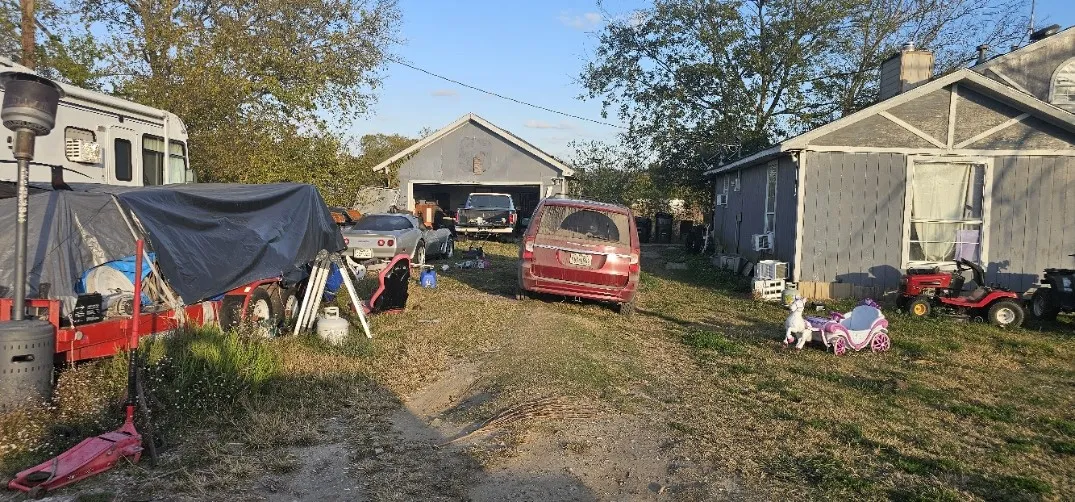 View of yard featuring an outdoor structure