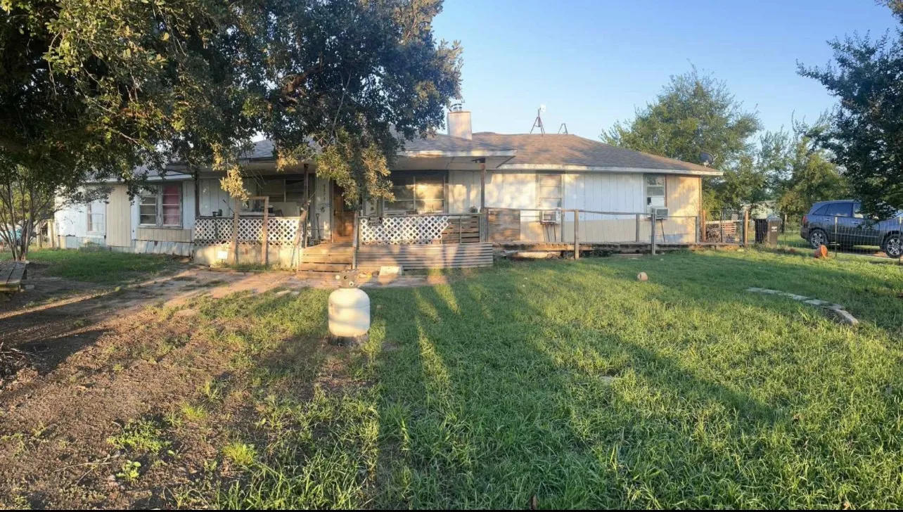 Single Family Residence For Sale in Hunt County , 8079 Harden Oaks, Quinlan, Texas 75474, 6 Bedroom, 2 Bathroom, Garage spaces, 1,992 Sqft, built in 1977, mls#21111312, Real Estate Agent in Quinlan, Homes For Sale in Hunt county, Homes For Sale in Quinlan, Realtor in Quinlan Texas, Real Estate Brokerage Independent Realty Texas, Luminita Cordes Realtor