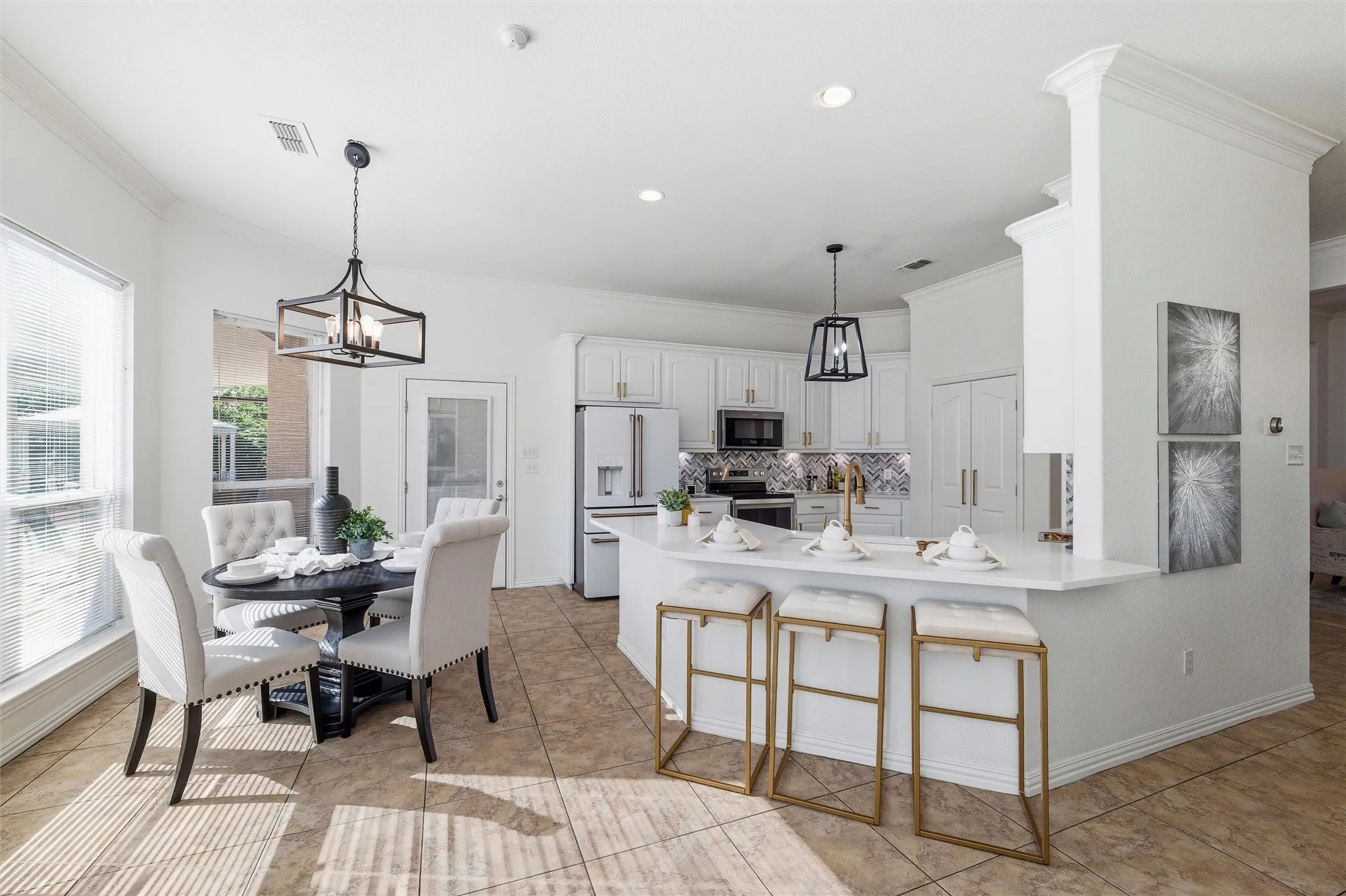 Single Family Residence For Sale in Tarrant County , 10601 Pack Saddle Trail, Fort Worth, Texas 76108, 5 Bedroom, 4 Bathroom, 3 Garage spaces, 3,476 Sqft, built in 2004, Preowned, mls#21111354, Real Estate Agent in Fort Worth, Homes For Sale in Tarrant county, Homes For Sale in Fort Worth, Realtor in Fort Worth Texas, Real Estate Brokerage Independent Realty Texas, Luminita Cordes Realtor