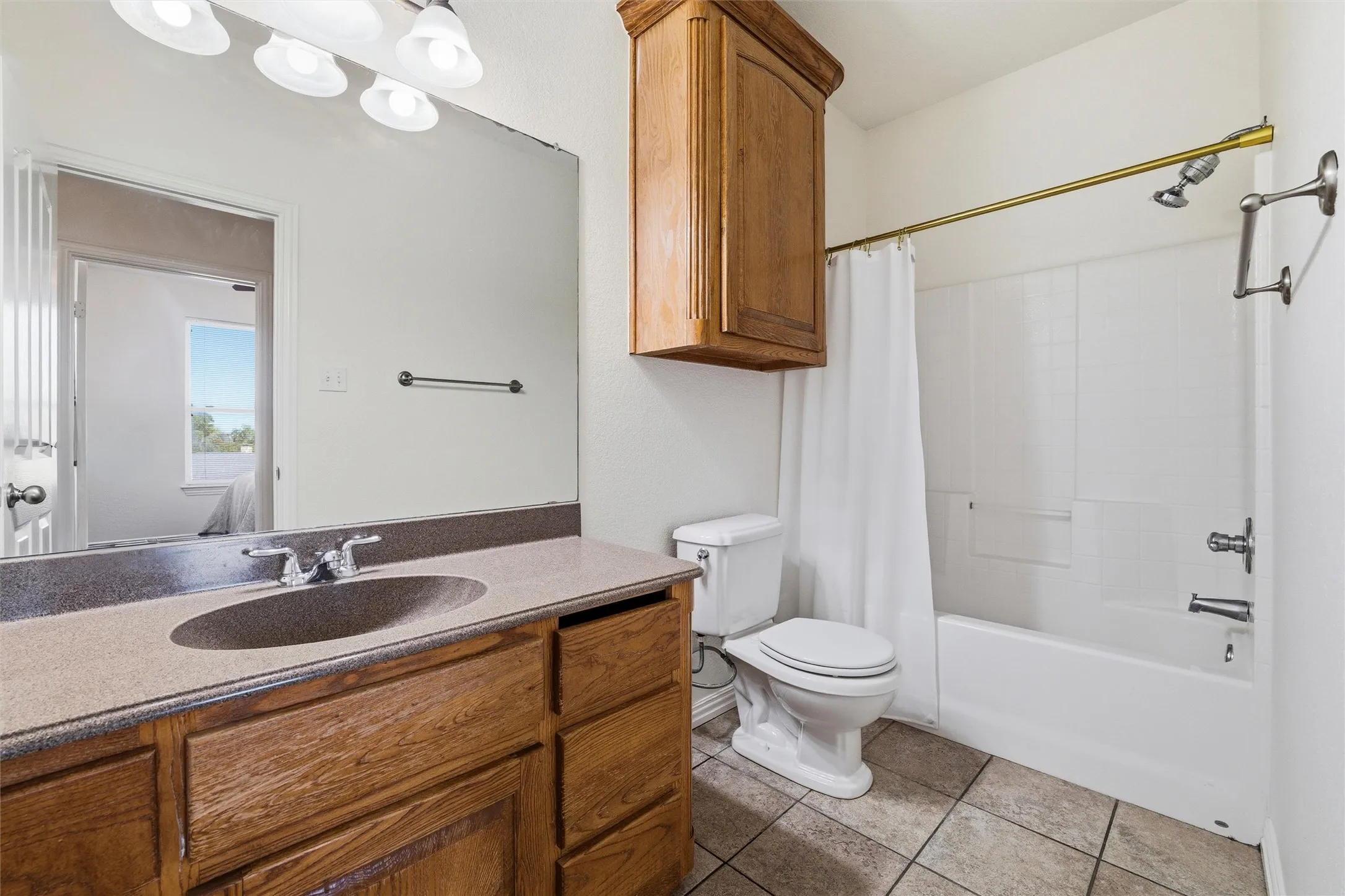 Full bath upstairs