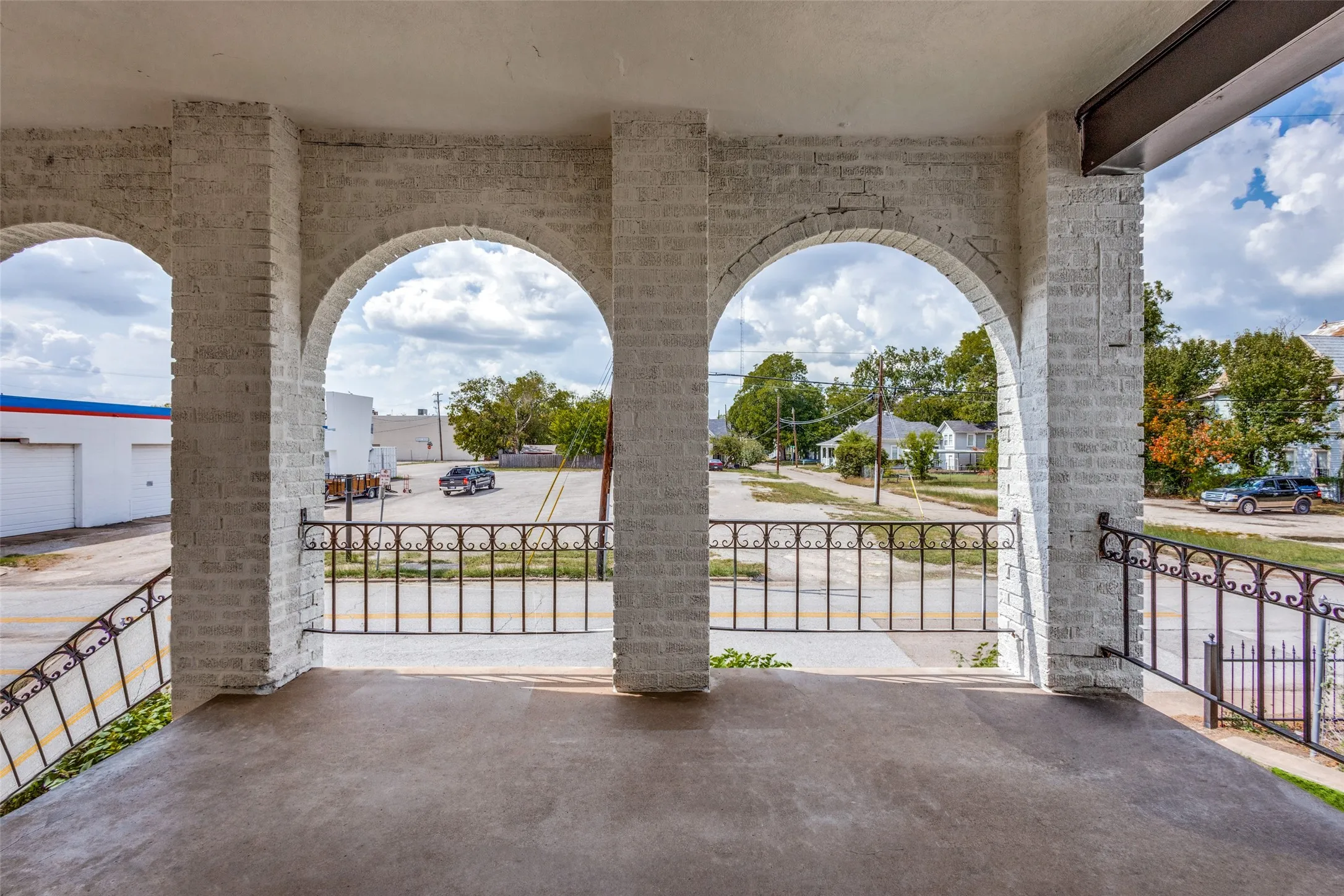 Condominium For Rent in Hunt County , 2309 Wesley Street B, Greenville, Texas 75401, 2 Bedroom, 1 Bathroom, Garage spaces, 1,150 Sqft, built in 1910, Preowned, mls#21110069, Real Estate Agent in Greenville, Homes For Rent in Hunt county, Homes For Rent in Greenville, Realtor in Greenville Texas, Real Estate Brokerage Independent Realty Texas, Luminita Cordes Realtor
