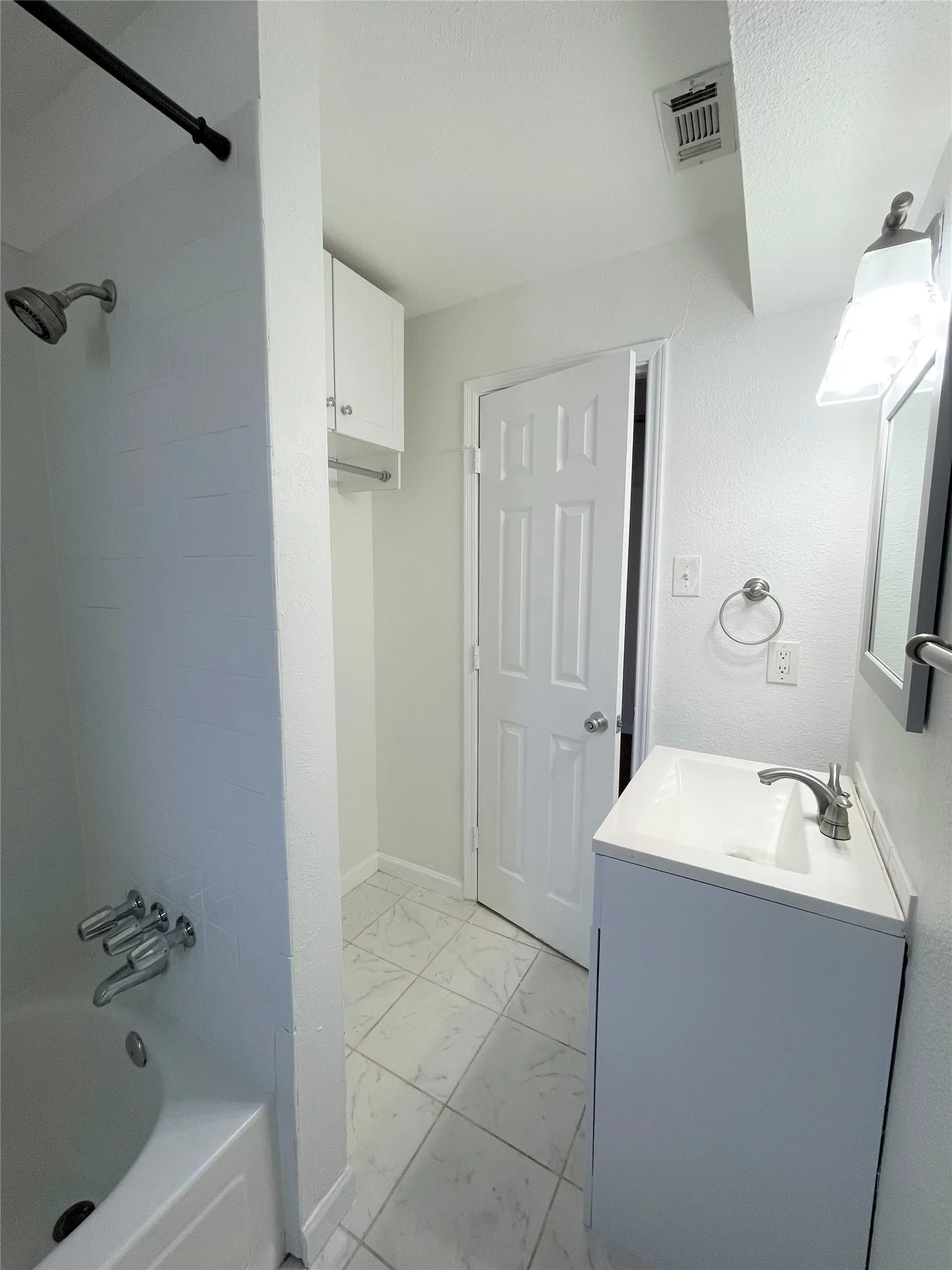 Condominium For Rent in Hunt County , 2309 Wesley Street B, Greenville, Texas 75401, 2 Bedroom, 1 Bathroom, Garage spaces, 1,150 Sqft, built in 1910, Preowned, mls#21110069, Real Estate Agent in Greenville, Homes For Rent in Hunt county, Homes For Rent in Greenville, Realtor in Greenville Texas, Real Estate Brokerage Independent Realty Texas, Luminita Cordes Realtor