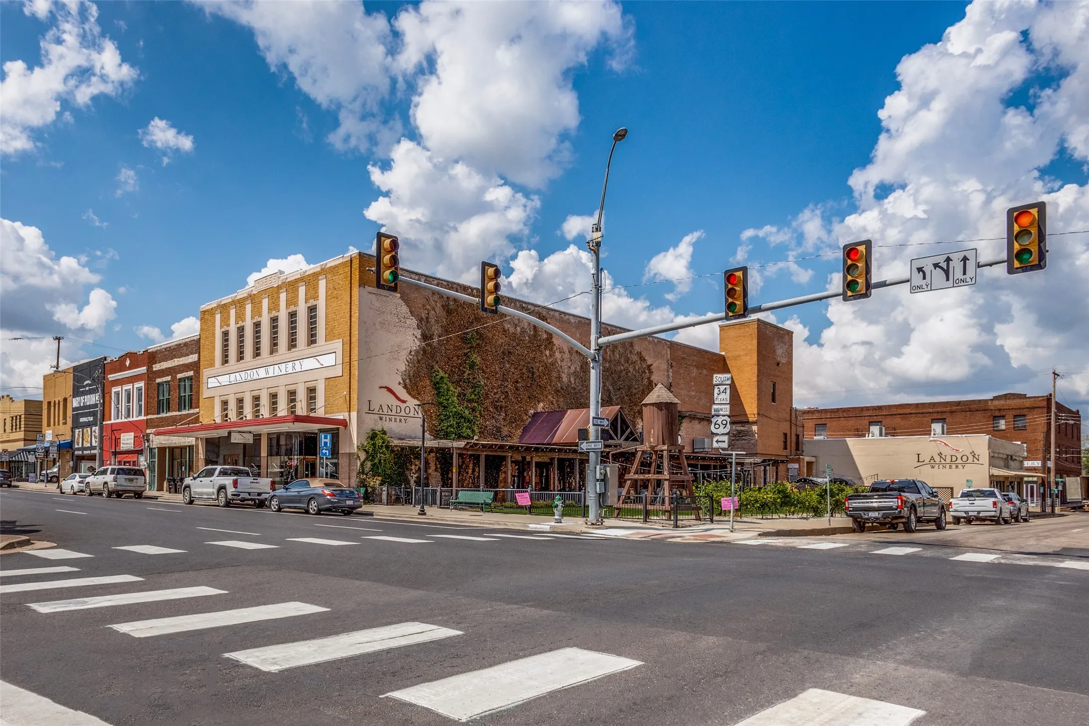 Condominium For Rent in Hunt County , 2309 Wesley Street B, Greenville, Texas 75401, 2 Bedroom, 1 Bathroom, Garage spaces, 1,150 Sqft, built in 1910, Preowned, mls#21110069, Real Estate Agent in Greenville, Homes For Rent in Hunt county, Homes For Rent in Greenville, Realtor in Greenville Texas, Real Estate Brokerage Independent Realty Texas, Luminita Cordes Realtor