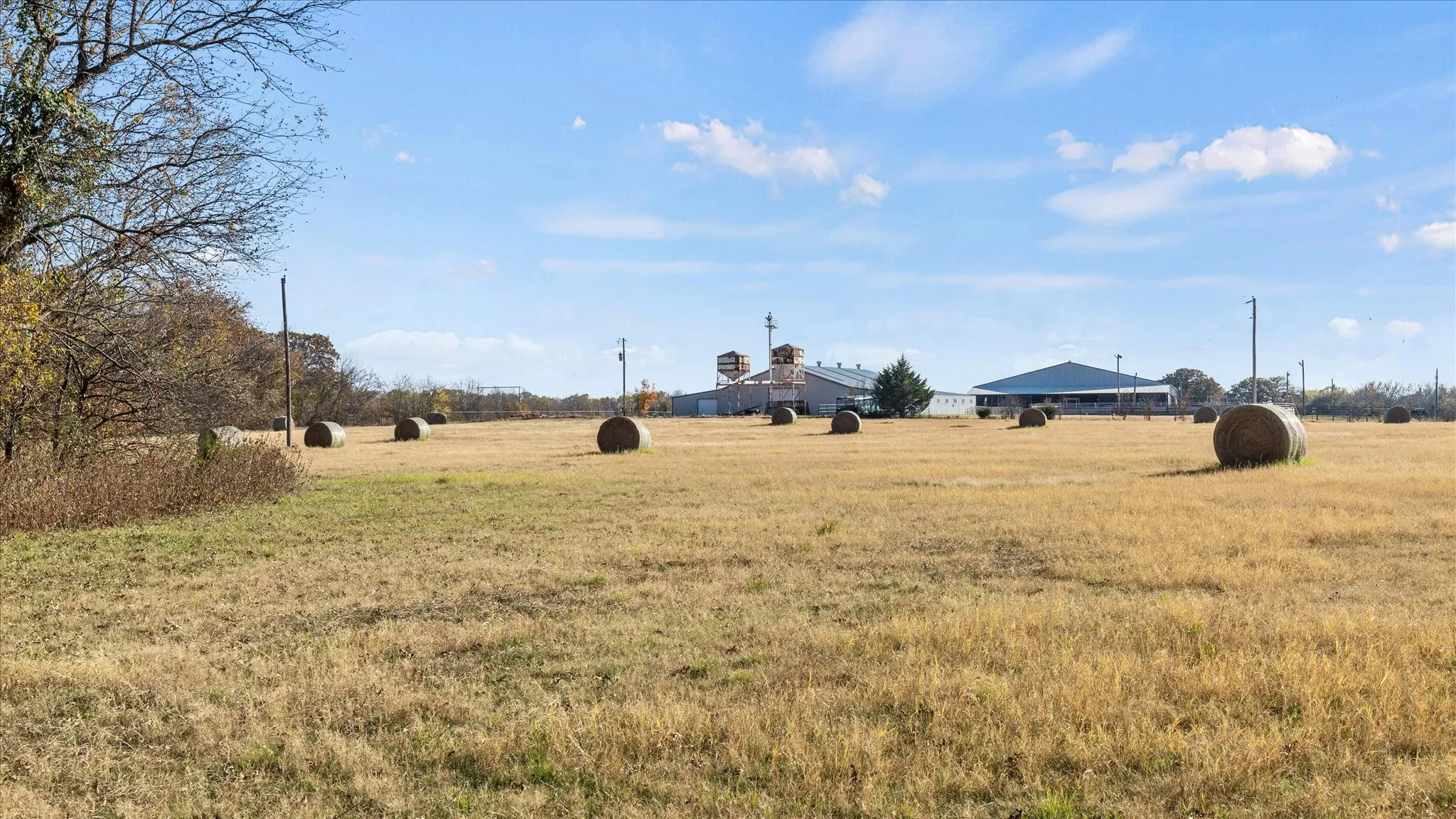 View of green lawn with a view of rural / pastoral area