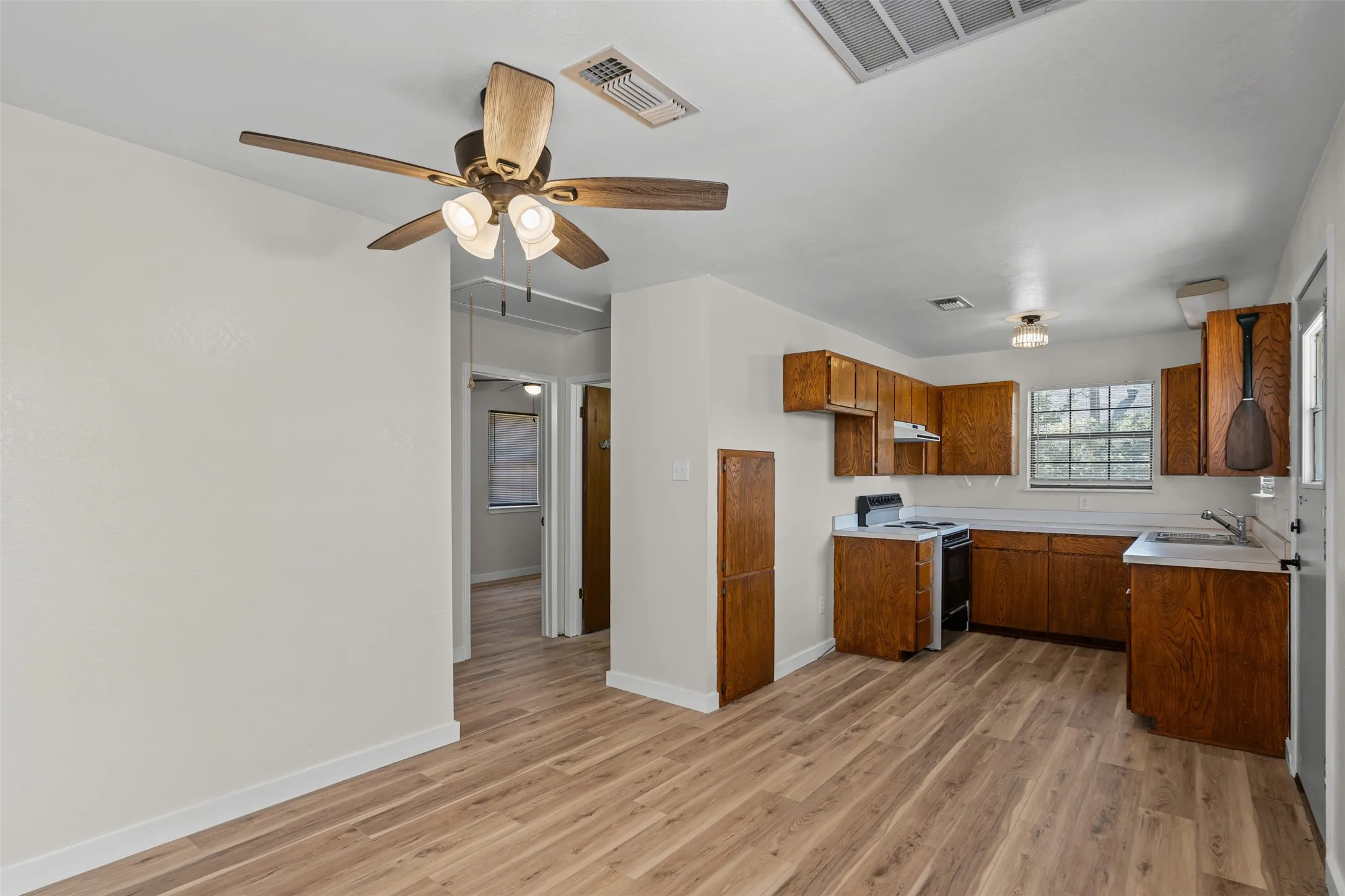 Single Family Residence For Sale in Tarrant County , 7329 Hickey Road, Azle, Texas 76020, 5 Bedroom, 3 Bathroom, 2 Garage spaces, 1,980 Sqft, built in 1985, mls#21113918, Real Estate Agent in Azle, Homes For Sale in Tarrant county, Homes For Sale in Azle, Realtor in Azle Texas, Real Estate Brokerage Independent Realty Texas, Luminita Cordes Realtor