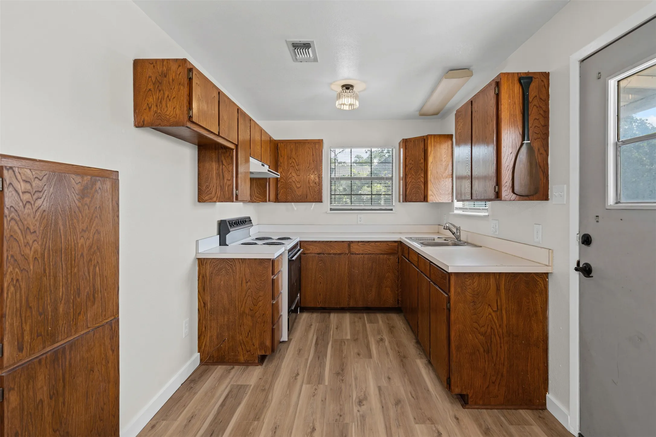 Single Family Residence For Sale in Tarrant County , 7329 Hickey Road, Azle, Texas 76020, 5 Bedroom, 3 Bathroom, 2 Garage spaces, 1,980 Sqft, built in 1985, mls#21113918, Real Estate Agent in Azle, Homes For Sale in Tarrant county, Homes For Sale in Azle, Realtor in Azle Texas, Real Estate Brokerage Independent Realty Texas, Luminita Cordes Realtor