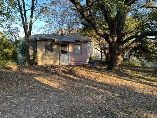 Single Family Residence For Sale in Henderson County , 306 Bounding Main Street, Gun Barrel City, Texas 75156, 2 Bedrooms, 1 Bathroom, Garage spaces, 992 Sqft, built in 1976, Preowned, Price $75,000, mls#21113553, Real Estate Agent in Gun Barrel City, Homes For Sale in Henderson county, Homes For Sale in Gun Barrel City, Realtor in Gun Barrel City Texas, Real Estate Brokerage Independent Realty Texas, Luminita Cordes Realtor
