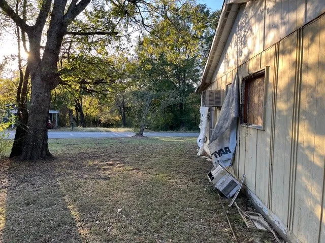 Single Family Residence For Sale in Henderson County , 306 Bounding Main Street, Gun Barrel City, Texas 75156, 2 Bedrooms, 1 Bathroom, Garage spaces, 992 Sqft, built in 1976, Preowned, Price $75,000, mls#21113553, Real Estate Agent in Gun Barrel City, Homes For Sale in Henderson county, Homes For Sale in Gun Barrel City, Realtor in Gun Barrel City Texas, Real Estate Brokerage Independent Realty Texas, Luminita Cordes Realtor