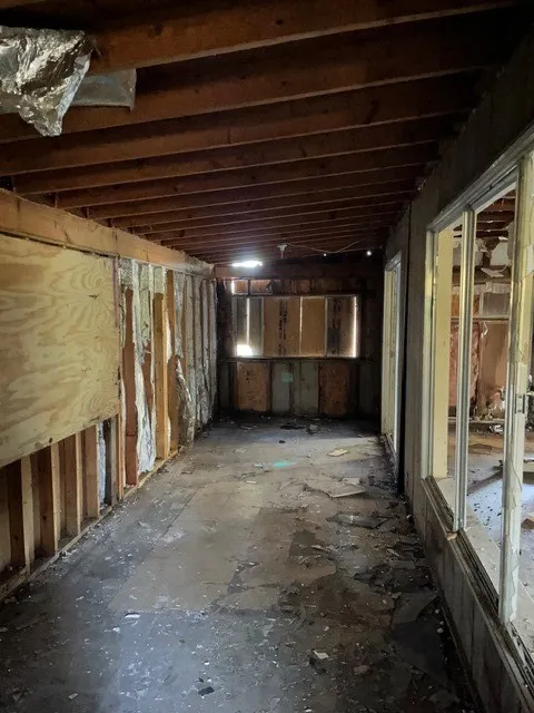 Single Family Residence For Sale in Henderson County , 306 Bounding Main Street, Gun Barrel City, Texas 75156, 2 Bedrooms, 1 Bathroom, Garage spaces, 992 Sqft, built in 1976, Preowned, Price $75,000, mls#21113553, Real Estate Agent in Gun Barrel City, Homes For Sale in Henderson county, Homes For Sale in Gun Barrel City, Realtor in Gun Barrel City Texas, Real Estate Brokerage Independent Realty Texas, Luminita Cordes Realtor