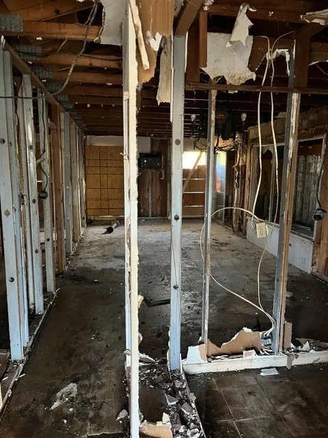 Single Family Residence For Sale in Henderson County , 306 Bounding Main Street, Gun Barrel City, Texas 75156, 2 Bedrooms, 1 Bathroom, Garage spaces, 992 Sqft, built in 1976, Preowned, Price $75,000, mls#21113553, Real Estate Agent in Gun Barrel City, Homes For Sale in Henderson county, Homes For Sale in Gun Barrel City, Realtor in Gun Barrel City Texas, Real Estate Brokerage Independent Realty Texas, Luminita Cordes Realtor