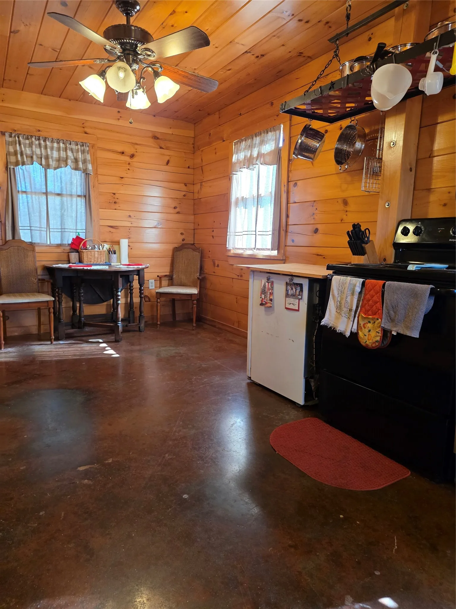 Single Family Residence For Sale in Fannin County , 2628 S State Highway 121, Bonham, Texas 75418, 2 Bedroom, 2 Bathroom, Garage spaces, 1,120 Sqft, built in 2013, mls#21114219, Real Estate Agent in Bonham, Homes For Sale in Fannin county, Homes For Sale in Bonham, Realtor in Bonham Texas, Real Estate Brokerage Independent Realty Texas, Luminita Cordes Realtor