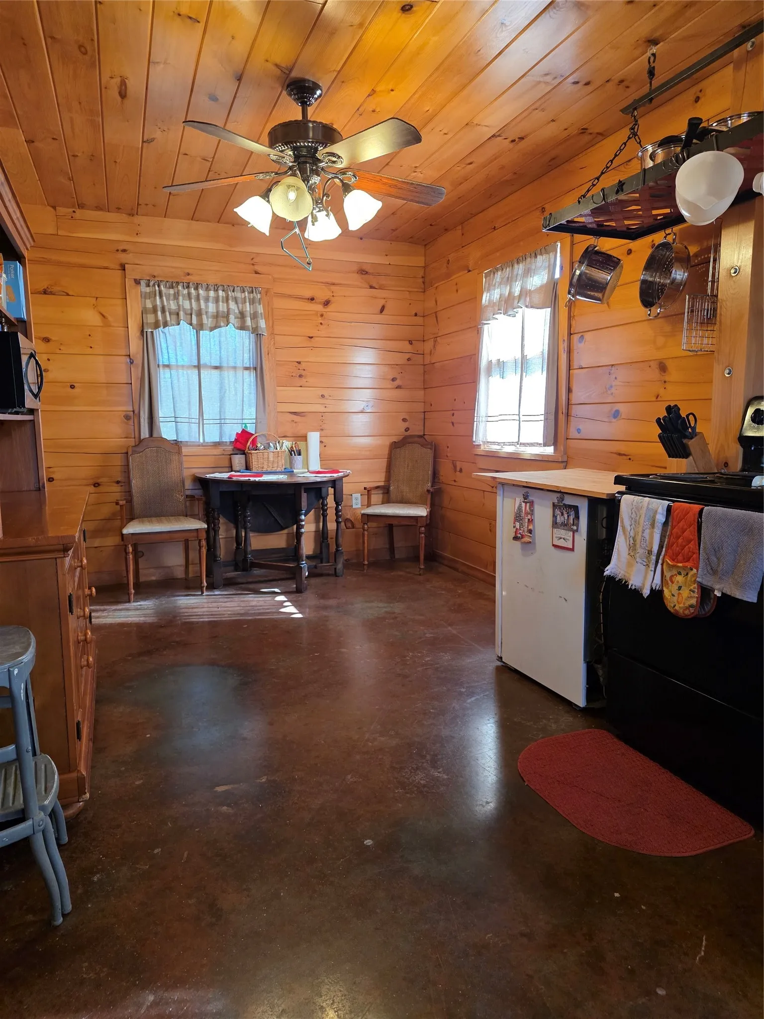 Single Family Residence For Sale in Fannin County , 2628 S State Highway 121, Bonham, Texas 75418, 2 Bedroom, 2 Bathroom, Garage spaces, 1,120 Sqft, built in 2013, mls#21114219, Real Estate Agent in Bonham, Homes For Sale in Fannin county, Homes For Sale in Bonham, Realtor in Bonham Texas, Real Estate Brokerage Independent Realty Texas, Luminita Cordes Realtor