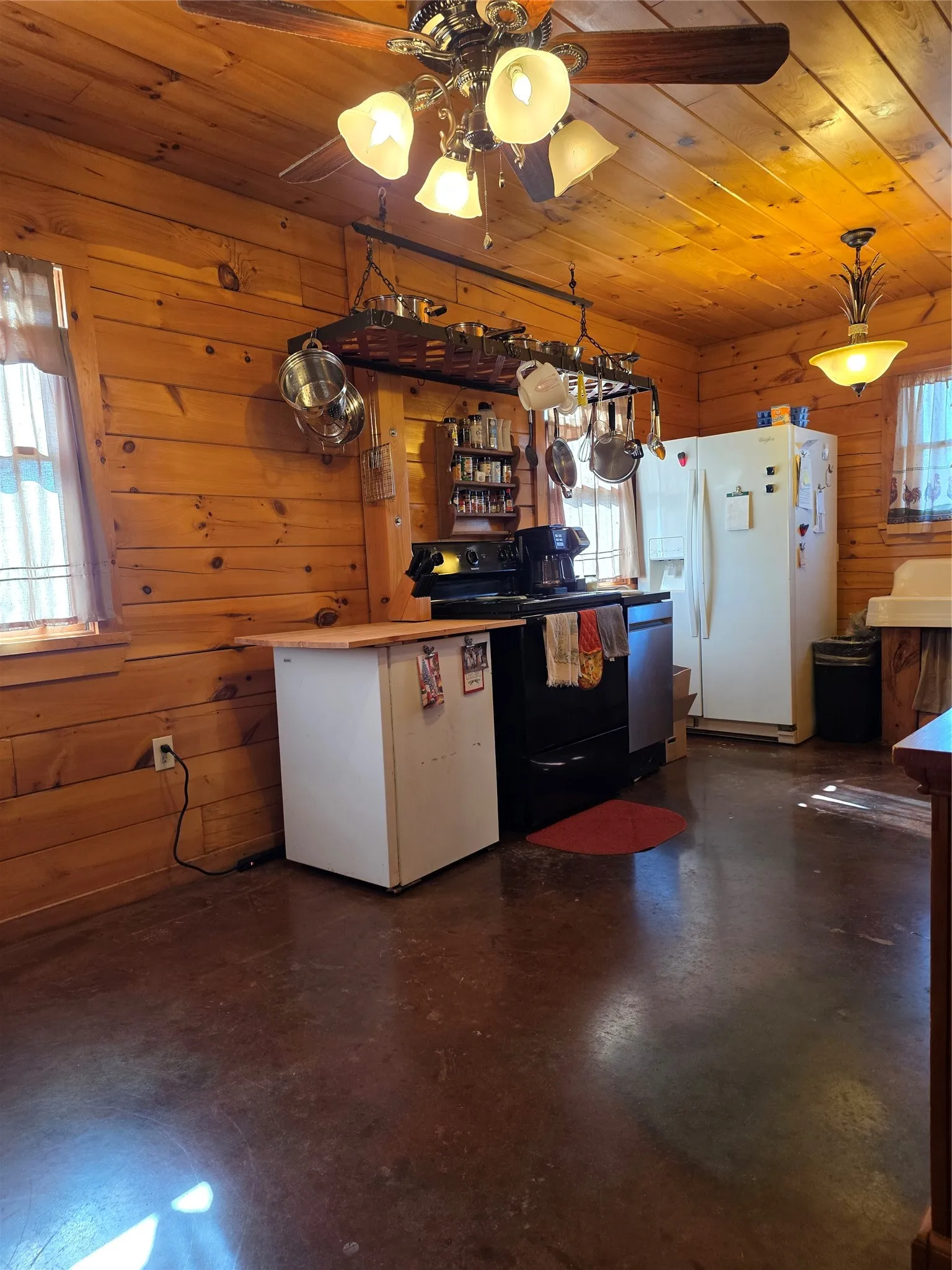 Single Family Residence For Sale in Fannin County , 2628 S State Highway 121, Bonham, Texas 75418, 2 Bedroom, 2 Bathroom, Garage spaces, 1,120 Sqft, built in 2013, mls#21114219, Real Estate Agent in Bonham, Homes For Sale in Fannin county, Homes For Sale in Bonham, Realtor in Bonham Texas, Real Estate Brokerage Independent Realty Texas, Luminita Cordes Realtor