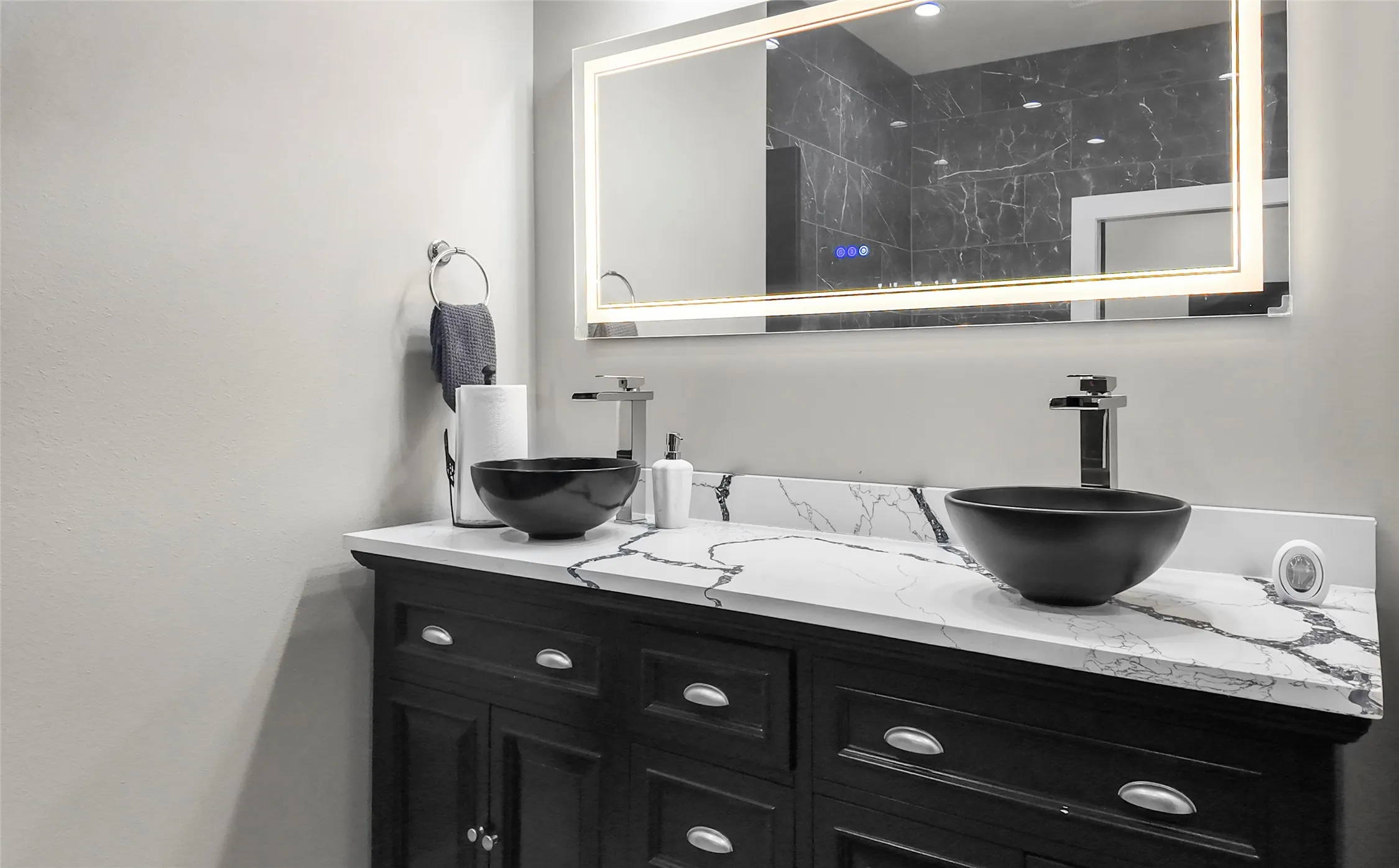 Full bath featuring vanity