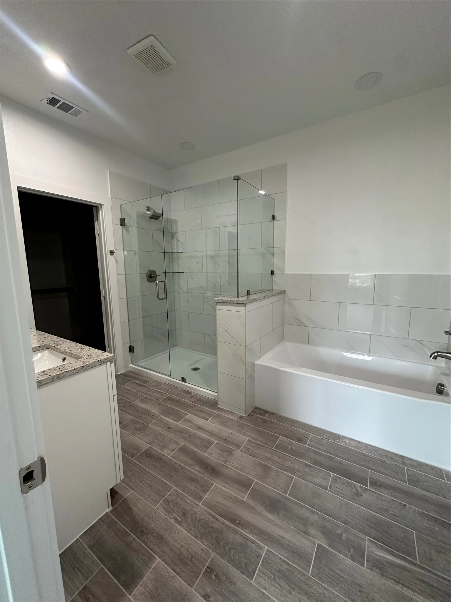 Single Family Residence For Sale in Dallas County , 1402 Diceman Avenue, Dallas, Texas 75203, 4 Bedroom, 4 Bathroom, 2 Garage spaces, 3,132 Sqft, built in 2025, New Construction - Incomplete, mls#21114491, Real Estate Agent in Dallas, Homes For Sale in Dallas county, Homes For Sale in Dallas, Realtor in Dallas Texas, Real Estate Brokerage Independent Realty Texas, Luminita Cordes Realtor