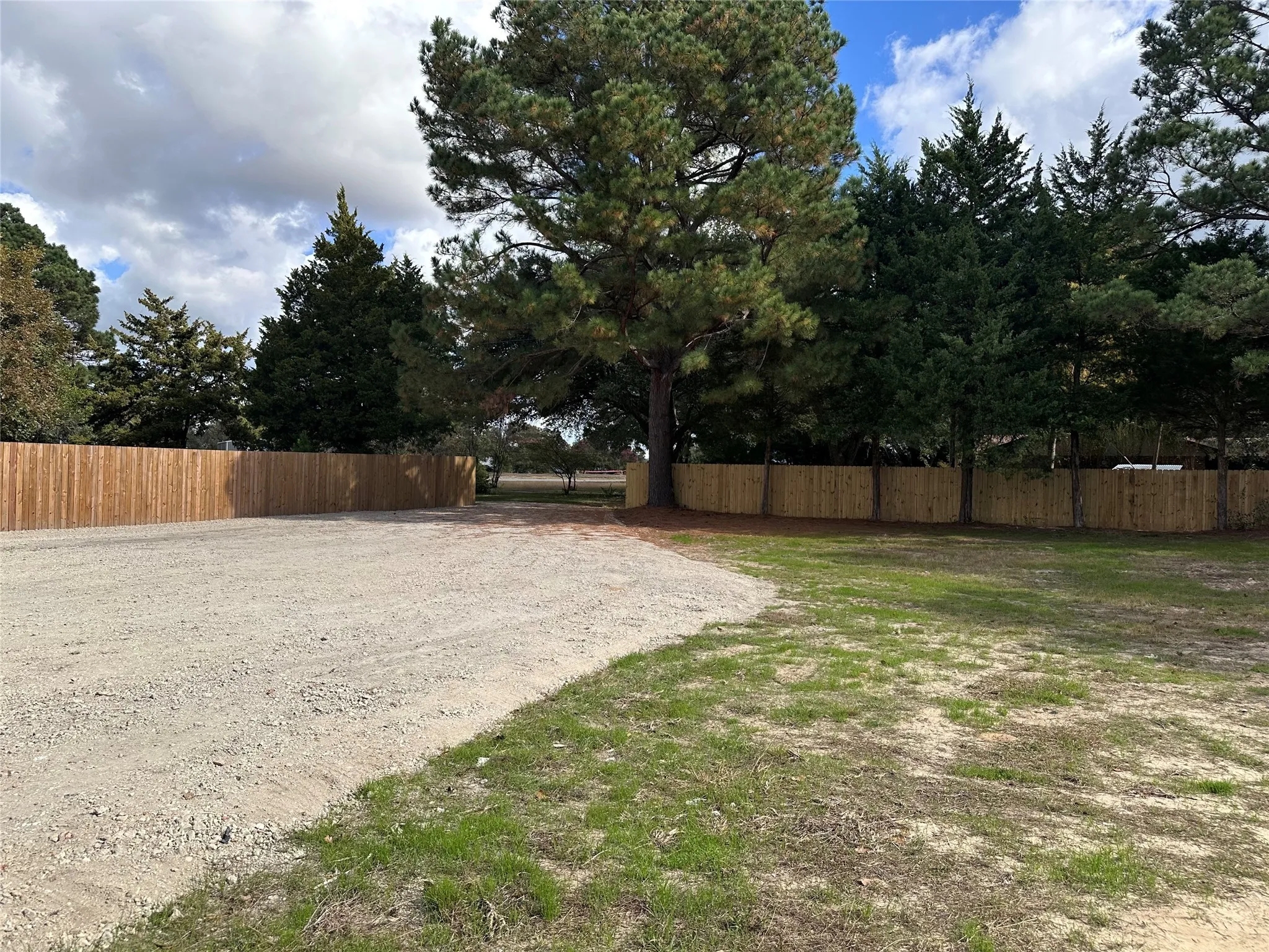 Single Family Residence For Sale in Henderson County , 5144 US Highway 175 E, Athens, Texas 75752, 3 Bedroom, 2 Bathroom, 1 Garage spaces, 1,750 Sqft, built in 2011, mls#21114590, Real Estate Agent in Athens, Homes For Sale in Henderson county, Homes For Sale in Athens, Realtor in Athens Texas, Real Estate Brokerage Independent Realty Texas, Luminita Cordes Realtor