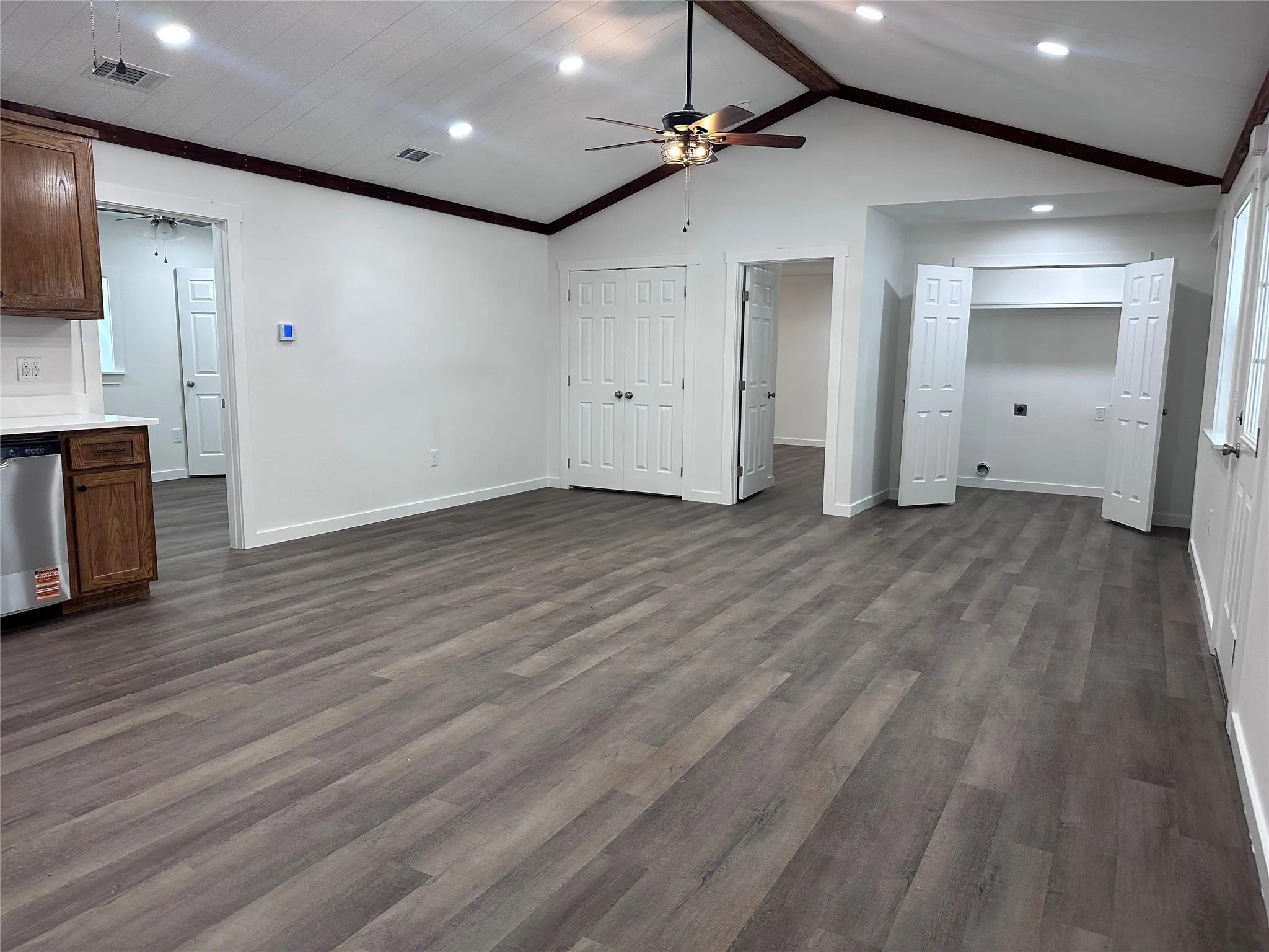 Single Family Residence For Sale in Henderson County , 5144 US Highway 175 E, Athens, Texas 75752, 3 Bedroom, 2 Bathroom, 1 Garage spaces, 1,750 Sqft, built in 2011, mls#21114590, Real Estate Agent in Athens, Homes For Sale in Henderson county, Homes For Sale in Athens, Realtor in Athens Texas, Real Estate Brokerage Independent Realty Texas, Luminita Cordes Realtor