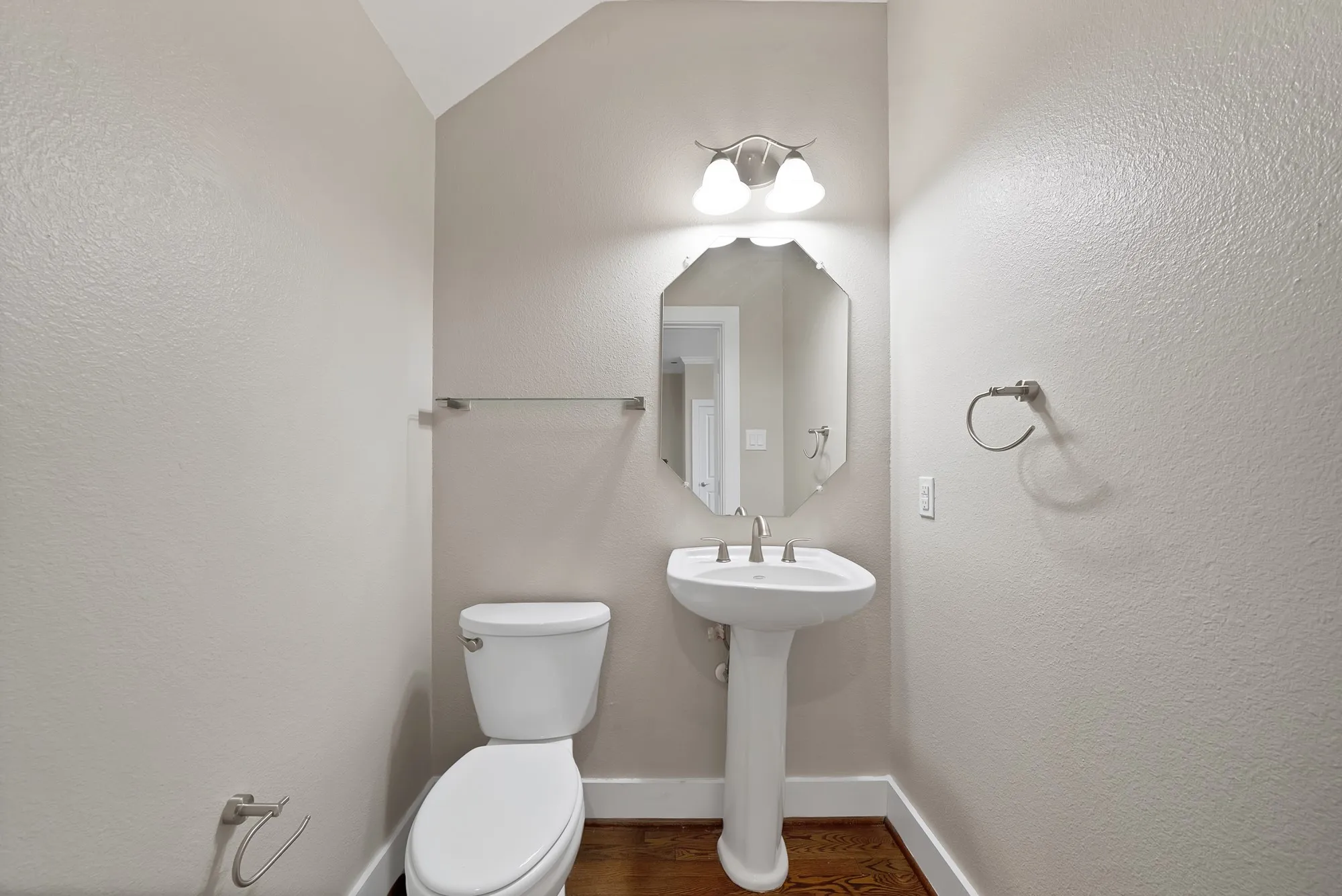 Townhouse For Sale in Dallas County , 1516 Hope Street, Dallas, Texas 75206, 2 Bedroom, 3 Bathroom, 2 Garage spaces, 1,499 Sqft, built in 2013, mls#21114812, Real Estate Agent in Dallas, Homes For Sale in Dallas county, Homes For Sale in Dallas, Realtor in Dallas Texas, Real Estate Brokerage Independent Realty Texas, Luminita Cordes Realtor