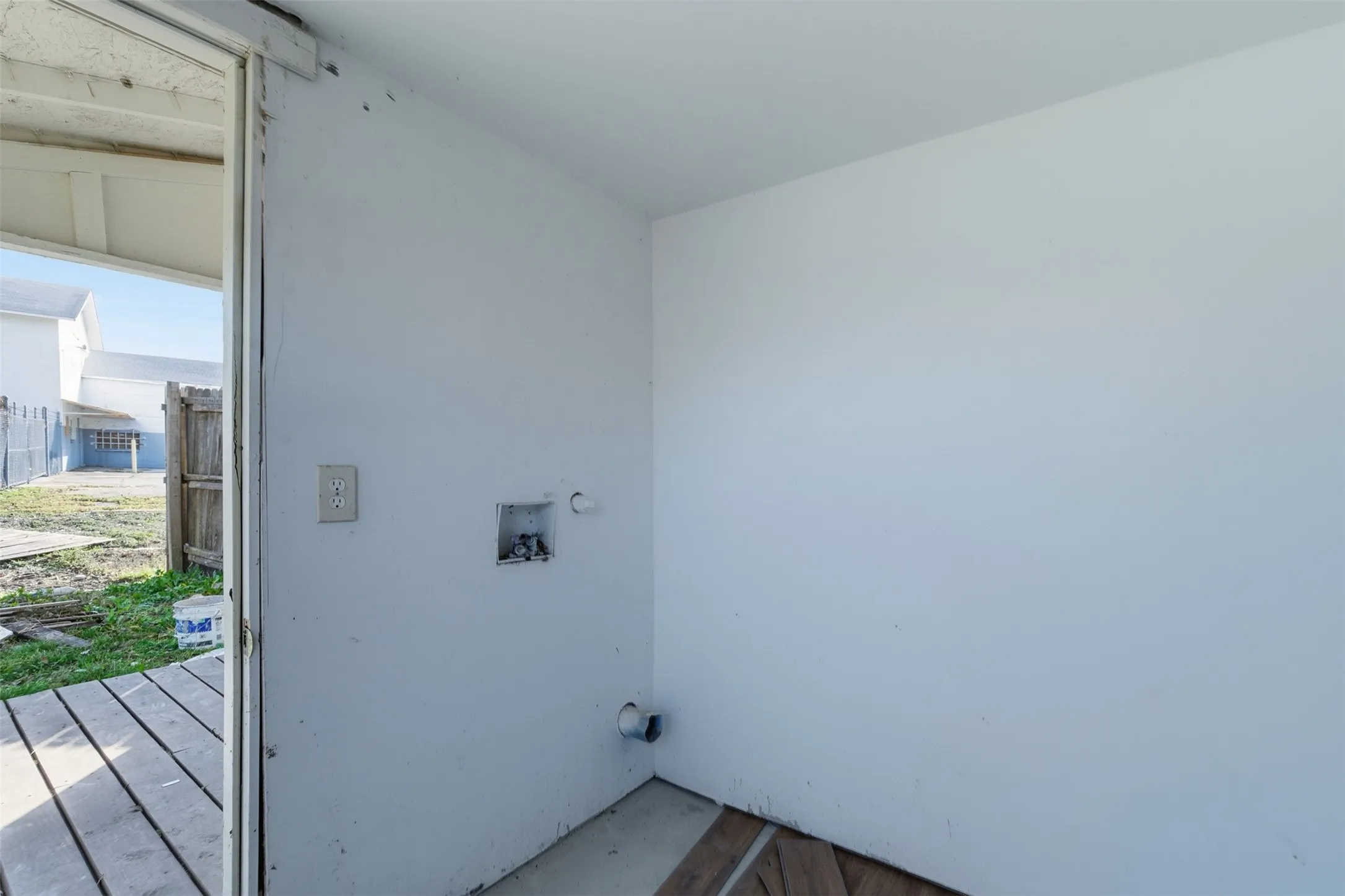 Laundry area featuring washer hookup