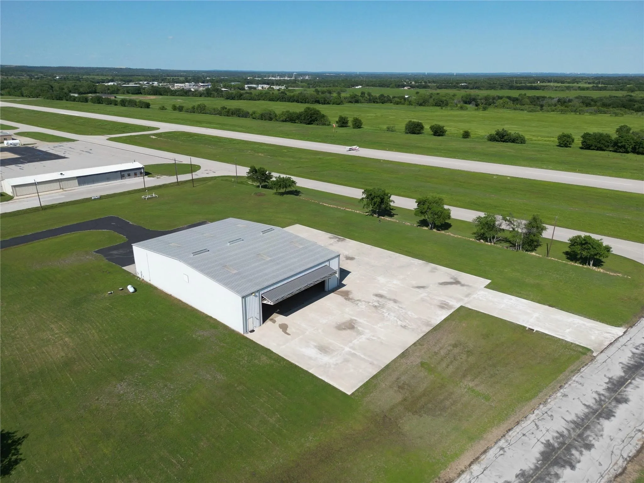Single Family Residence For Sale in Wise County , 108 Barham, Bridgeport, Texas 76426, 2 Bedroom, 3 Bathroom, 15 Garage spaces, 1,760 Sqft, built in 2003, Preowned, Price $1,195,000, mls#21115153, Real Estate Agent in Bridgeport, Homes For Sale in Wise county, Homes For Sale in Bridgeport, Realtor in Bridgeport Texas, Real Estate Brokerage Independent Realty Texas, Luminita Cordes Realtor
