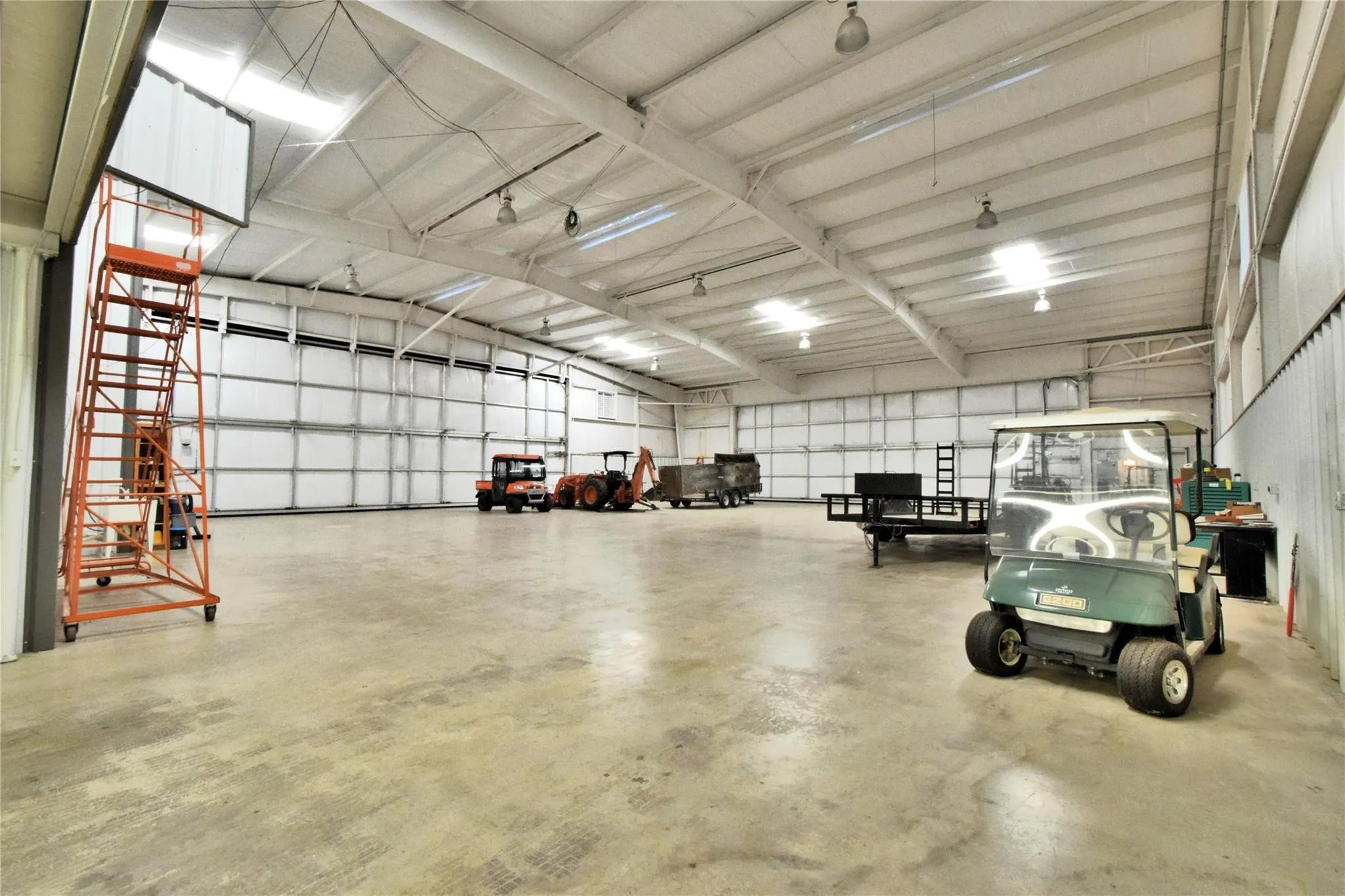 Single Family Residence For Sale in Wise County , 108 Barham, Bridgeport, Texas 76426, 2 Bedroom, 3 Bathroom, 15 Garage spaces, 1,760 Sqft, built in 2003, Preowned, Price $1,195,000, mls#21115153, Real Estate Agent in Bridgeport, Homes For Sale in Wise county, Homes For Sale in Bridgeport, Realtor in Bridgeport Texas, Real Estate Brokerage Independent Realty Texas, Luminita Cordes Realtor