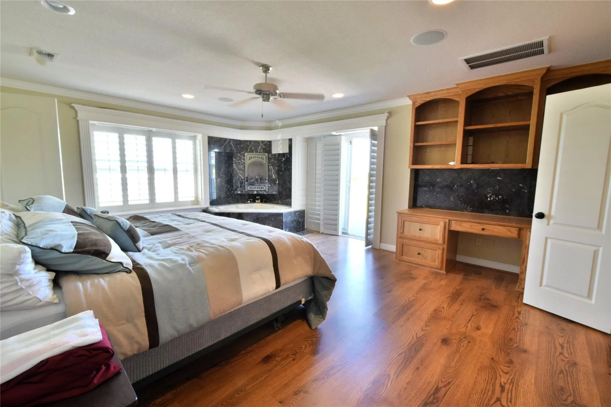 Single Family Residence For Sale in Wise County , 108 Barham, Bridgeport, Texas 76426, 2 Bedroom, 3 Bathroom, 15 Garage spaces, 1,760 Sqft, built in 2003, Preowned, Price $1,195,000, mls#21115153, Real Estate Agent in Bridgeport, Homes For Sale in Wise county, Homes For Sale in Bridgeport, Realtor in Bridgeport Texas, Real Estate Brokerage Independent Realty Texas, Luminita Cordes Realtor