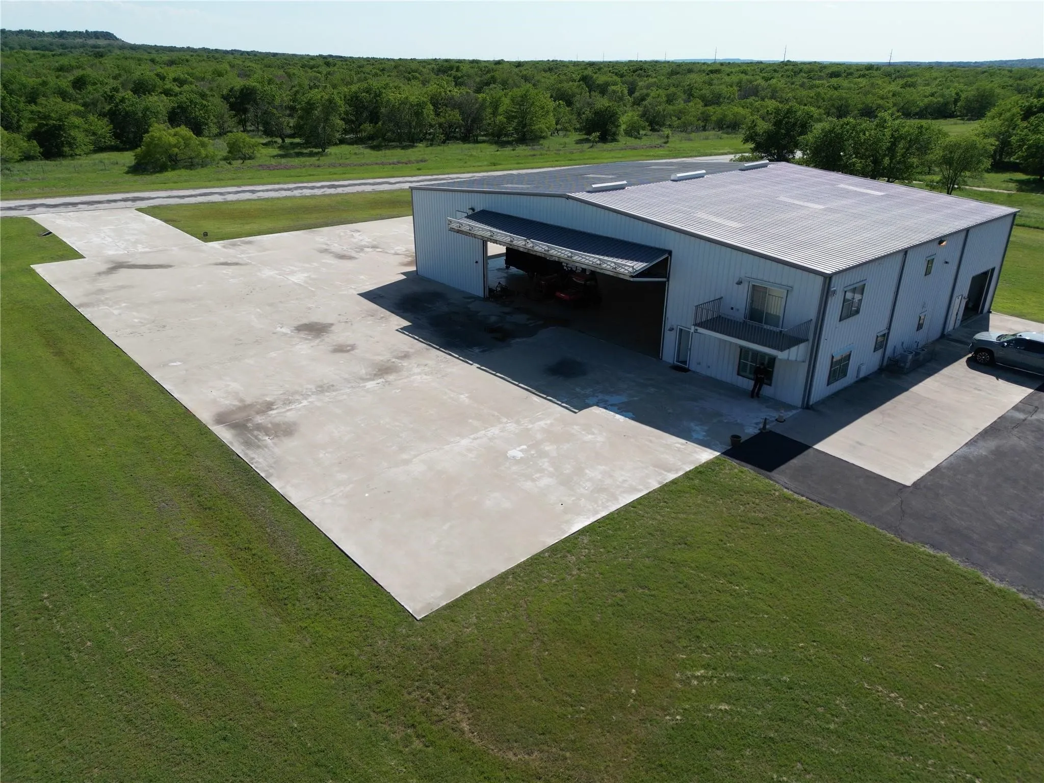 Single Family Residence For Sale in Wise County , 108 Barham, Bridgeport, Texas 76426, 2 Bedroom, 3 Bathroom, 15 Garage spaces, 1,760 Sqft, built in 2003, Preowned, Price $1,195,000, mls#21115153, Real Estate Agent in Bridgeport, Homes For Sale in Wise county, Homes For Sale in Bridgeport, Realtor in Bridgeport Texas, Real Estate Brokerage Independent Realty Texas, Luminita Cordes Realtor