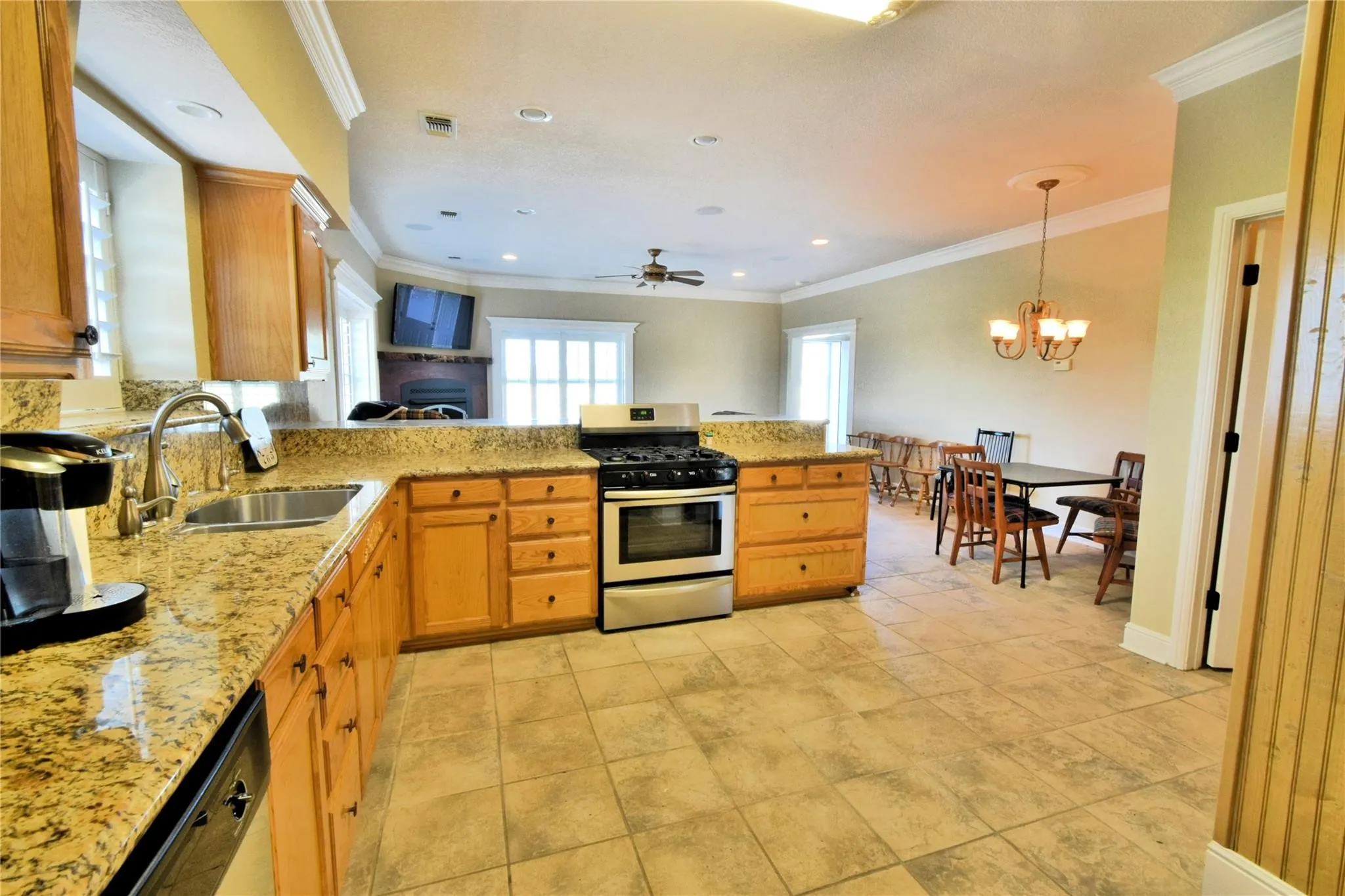 Single Family Residence For Sale in Wise County , 108 Barham, Bridgeport, Texas 76426, 2 Bedroom, 3 Bathroom, 15 Garage spaces, 1,760 Sqft, built in 2003, Preowned, Price $1,195,000, mls#21115153, Real Estate Agent in Bridgeport, Homes For Sale in Wise county, Homes For Sale in Bridgeport, Realtor in Bridgeport Texas, Real Estate Brokerage Independent Realty Texas, Luminita Cordes Realtor