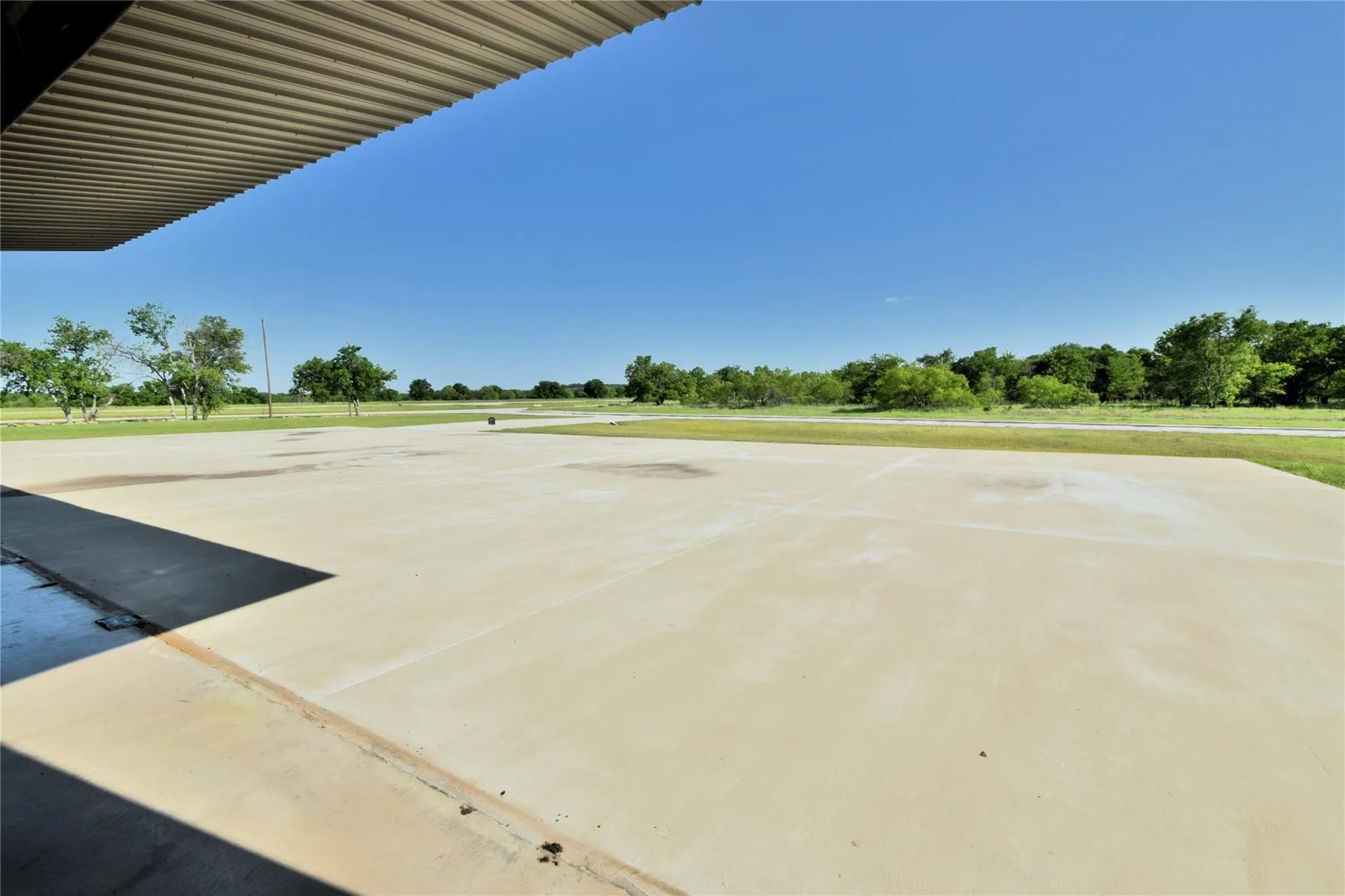 Single Family Residence For Sale in Wise County , 108 Barham, Bridgeport, Texas 76426, 2 Bedroom, 3 Bathroom, 15 Garage spaces, 1,760 Sqft, built in 2003, Preowned, Price $1,195,000, mls#21115153, Real Estate Agent in Bridgeport, Homes For Sale in Wise county, Homes For Sale in Bridgeport, Realtor in Bridgeport Texas, Real Estate Brokerage Independent Realty Texas, Luminita Cordes Realtor