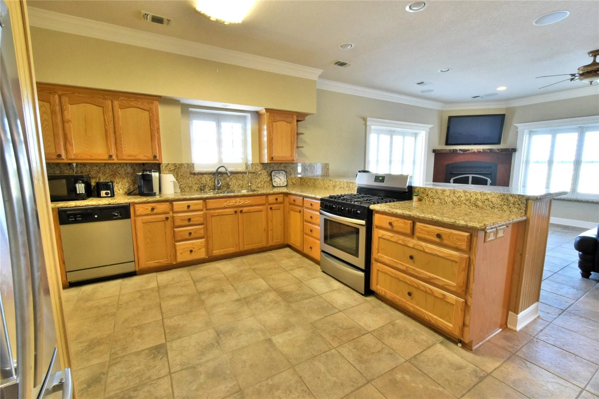 Single Family Residence For Sale in Wise County , 108 Barham, Bridgeport, Texas 76426, 2 Bedroom, 3 Bathroom, 15 Garage spaces, 1,760 Sqft, built in 2003, Preowned, Price $1,195,000, mls#21115153, Real Estate Agent in Bridgeport, Homes For Sale in Wise county, Homes For Sale in Bridgeport, Realtor in Bridgeport Texas, Real Estate Brokerage Independent Realty Texas, Luminita Cordes Realtor