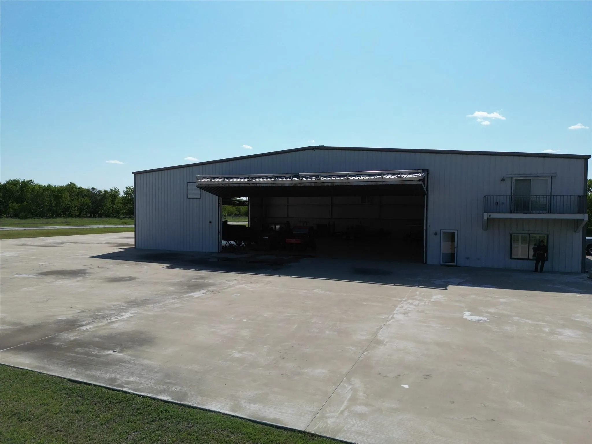 Single Family Residence For Sale in Wise County , 108 Barham, Bridgeport, Texas 76426, 2 Bedroom, 3 Bathroom, 15 Garage spaces, 1,760 Sqft, built in 2003, Preowned, Price $1,195,000, mls#21115153, Real Estate Agent in Bridgeport, Homes For Sale in Wise county, Homes For Sale in Bridgeport, Realtor in Bridgeport Texas, Real Estate Brokerage Independent Realty Texas, Luminita Cordes Realtor