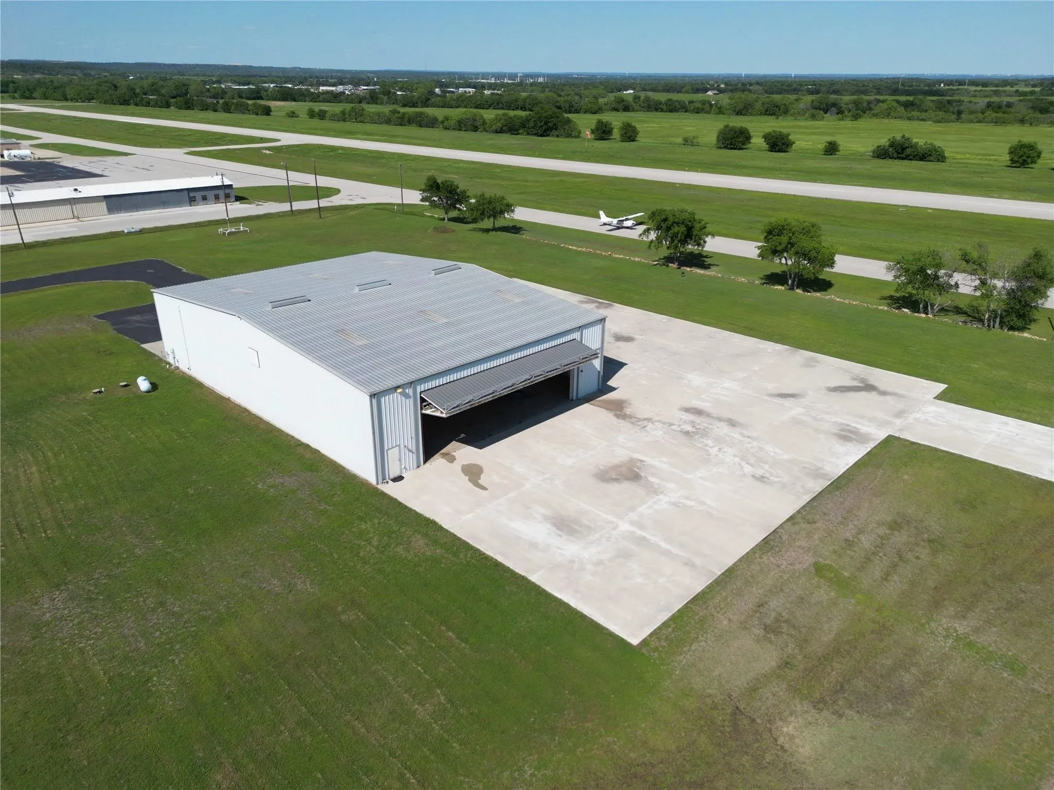 Single Family Residence For Sale in Wise County , 108 Barham, Bridgeport, Texas 76426, 2 Bedroom, 3 Bathroom, 15 Garage spaces, 1,760 Sqft, built in 2003, Preowned, Price $1,195,000, mls#21115153, Real Estate Agent in Bridgeport, Homes For Sale in Wise county, Homes For Sale in Bridgeport, Realtor in Bridgeport Texas, Real Estate Brokerage Independent Realty Texas, Luminita Cordes Realtor
