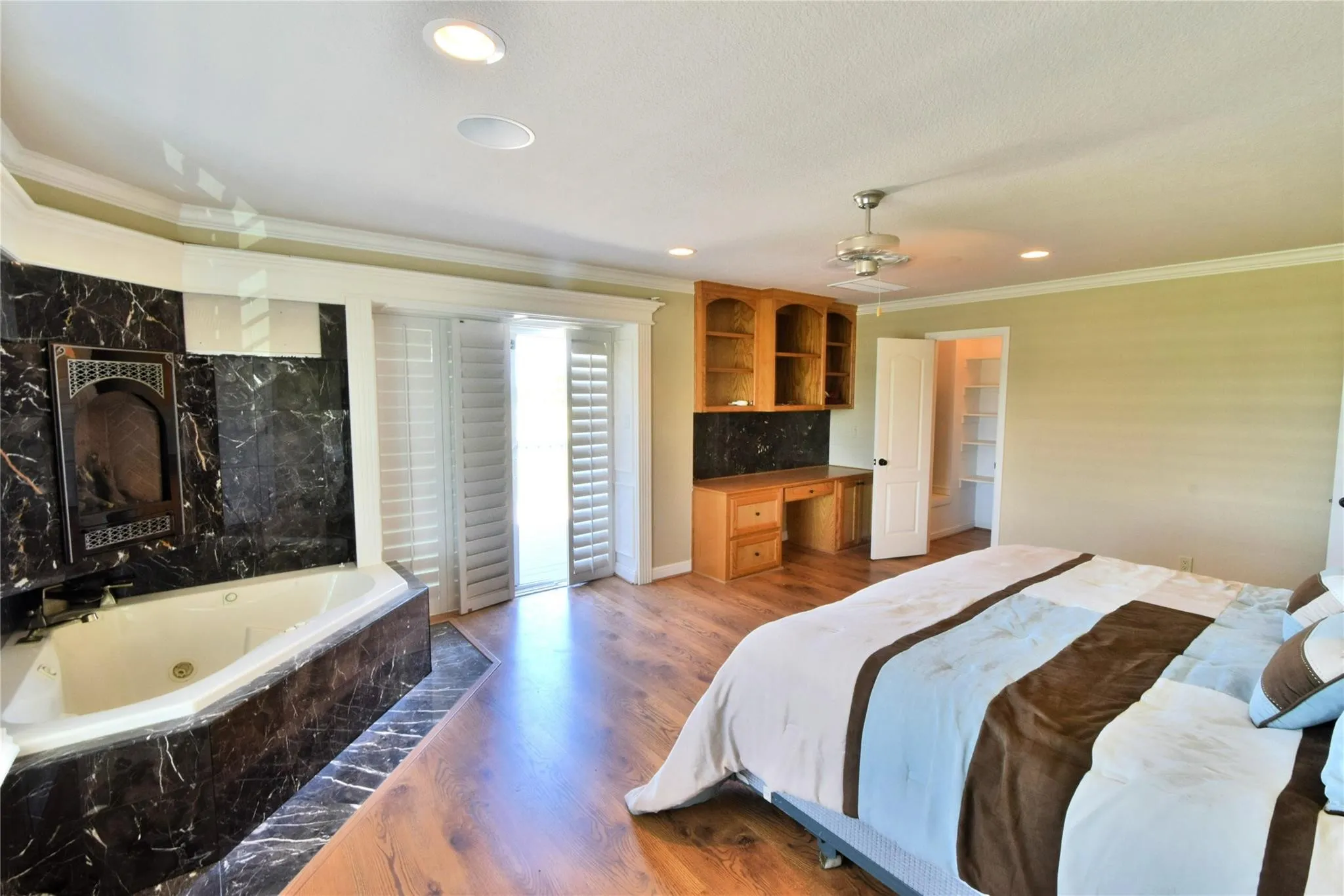 Single Family Residence For Sale in Wise County , 108 Barham, Bridgeport, Texas 76426, 2 Bedroom, 3 Bathroom, 15 Garage spaces, 1,760 Sqft, built in 2003, Preowned, Price $1,195,000, mls#21115153, Real Estate Agent in Bridgeport, Homes For Sale in Wise county, Homes For Sale in Bridgeport, Realtor in Bridgeport Texas, Real Estate Brokerage Independent Realty Texas, Luminita Cordes Realtor