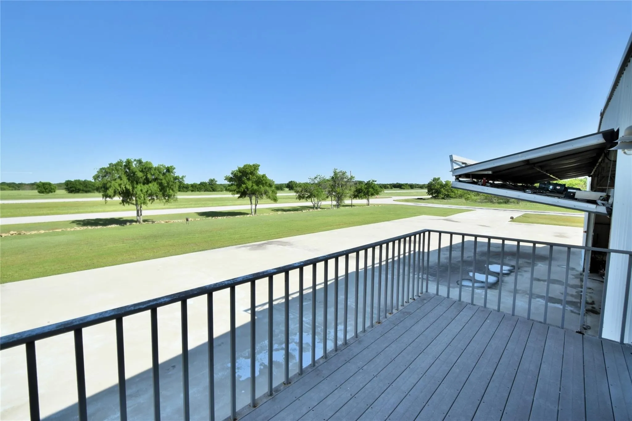 Single Family Residence For Sale in Wise County , 108 Barham, Bridgeport, Texas 76426, 2 Bedroom, 3 Bathroom, 15 Garage spaces, 1,760 Sqft, built in 2003, Preowned, Price $1,195,000, mls#21115153, Real Estate Agent in Bridgeport, Homes For Sale in Wise county, Homes For Sale in Bridgeport, Realtor in Bridgeport Texas, Real Estate Brokerage Independent Realty Texas, Luminita Cordes Realtor