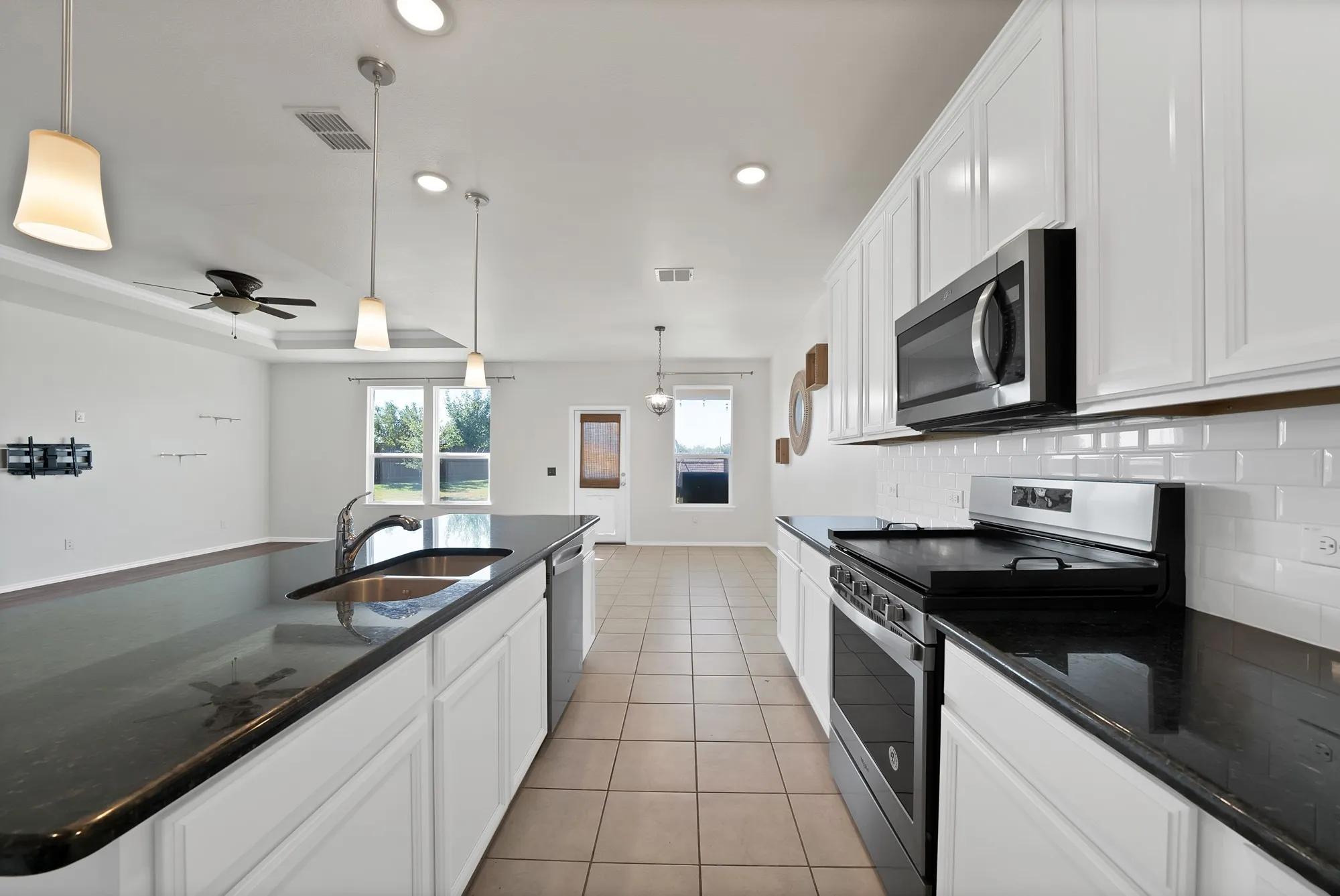 Single Family Residence For Sale in Tarrant County , 820 Lemongrass Court, Fort Worth, Texas 76131, 4 Bedroom, 3 Bathroom, 2 Garage spaces, 3,338 Sqft, built in 2021, mls#21114639, Real Estate Agent in Fort Worth, Homes For Sale in Tarrant county, Homes For Sale in Fort Worth, Realtor in Fort Worth Texas, Real Estate Brokerage Independent Realty Texas, Luminita Cordes Realtor