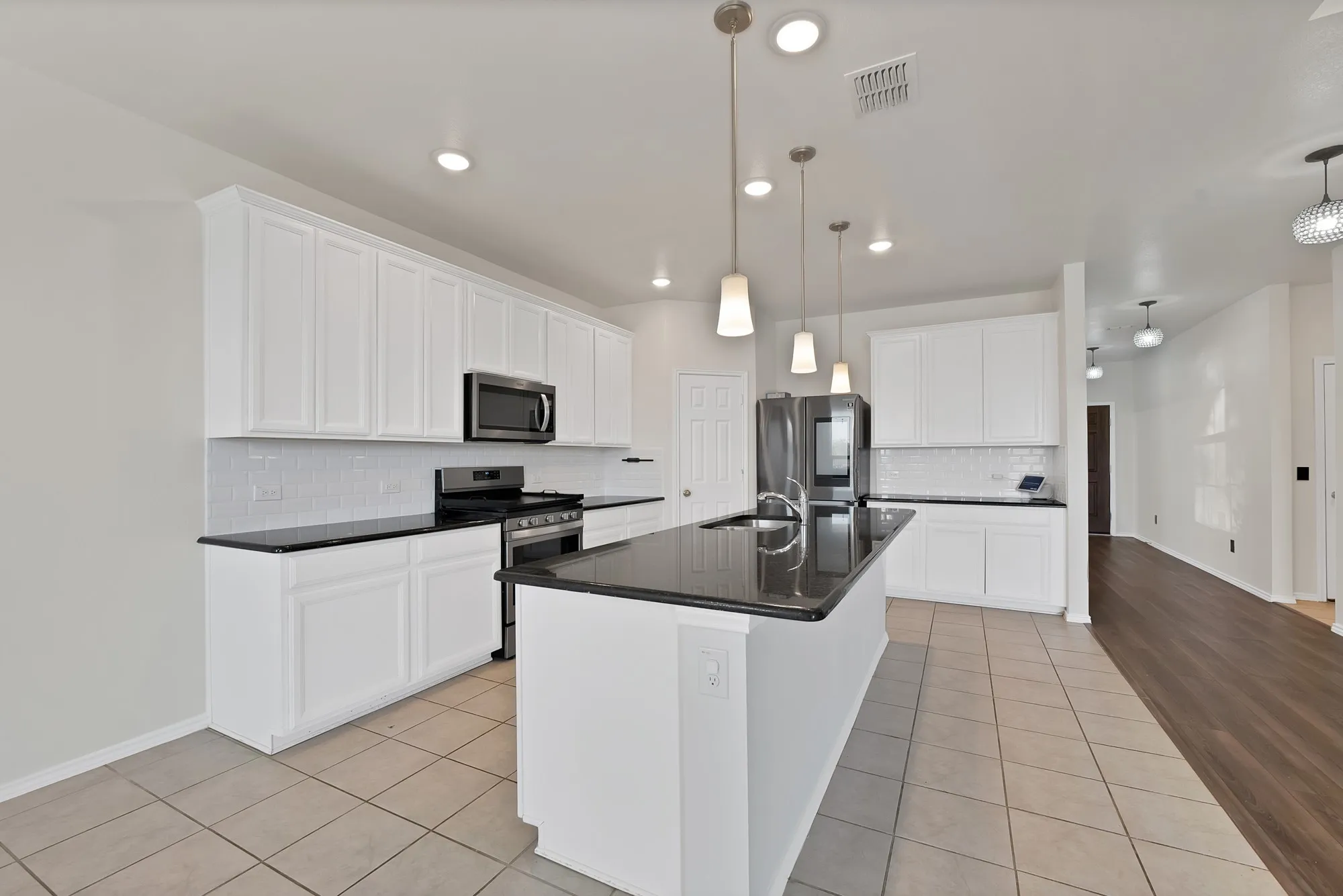 Single Family Residence For Sale in Tarrant County , 820 Lemongrass Court, Fort Worth, Texas 76131, 4 Bedroom, 3 Bathroom, 2 Garage spaces, 3,338 Sqft, built in 2021, mls#21114639, Real Estate Agent in Fort Worth, Homes For Sale in Tarrant county, Homes For Sale in Fort Worth, Realtor in Fort Worth Texas, Real Estate Brokerage Independent Realty Texas, Luminita Cordes Realtor