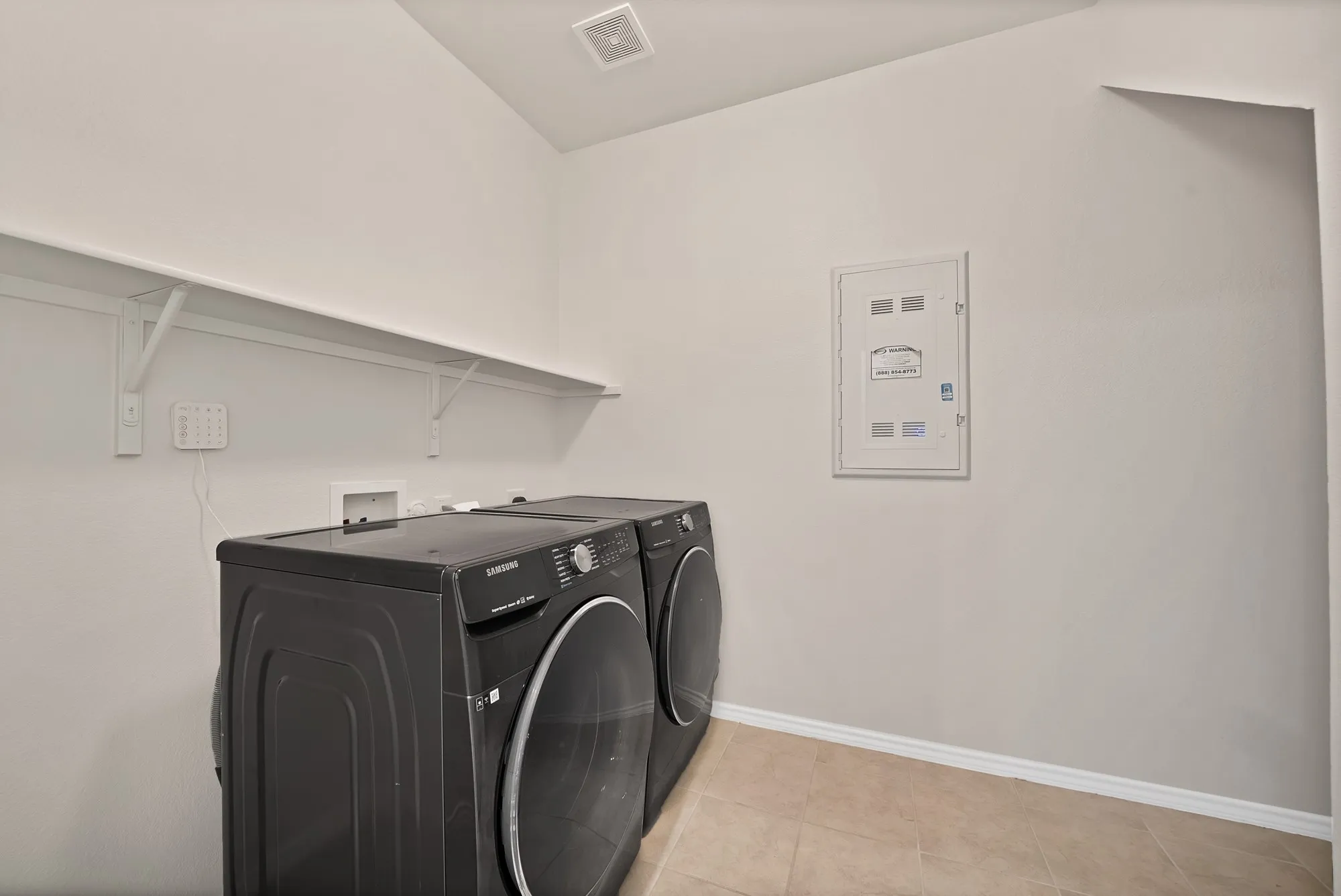 Single Family Residence For Sale in Tarrant County , 820 Lemongrass Court, Fort Worth, Texas 76131, 4 Bedroom, 3 Bathroom, 2 Garage spaces, 3,338 Sqft, built in 2021, mls#21114639, Real Estate Agent in Fort Worth, Homes For Sale in Tarrant county, Homes For Sale in Fort Worth, Realtor in Fort Worth Texas, Real Estate Brokerage Independent Realty Texas, Luminita Cordes Realtor