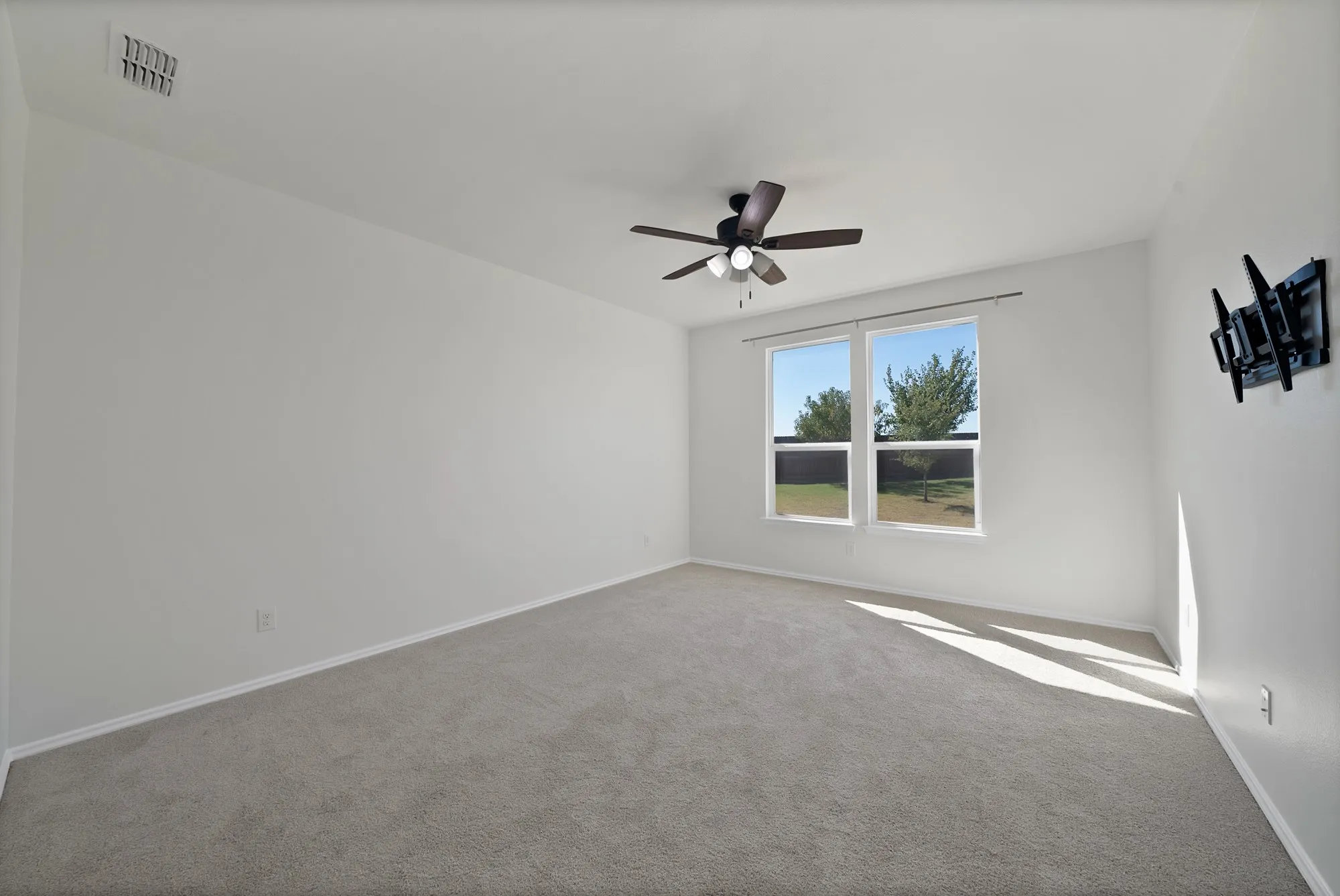 Single Family Residence For Sale in Tarrant County , 820 Lemongrass Court, Fort Worth, Texas 76131, 4 Bedroom, 3 Bathroom, 2 Garage spaces, 3,338 Sqft, built in 2021, mls#21114639, Real Estate Agent in Fort Worth, Homes For Sale in Tarrant county, Homes For Sale in Fort Worth, Realtor in Fort Worth Texas, Real Estate Brokerage Independent Realty Texas, Luminita Cordes Realtor