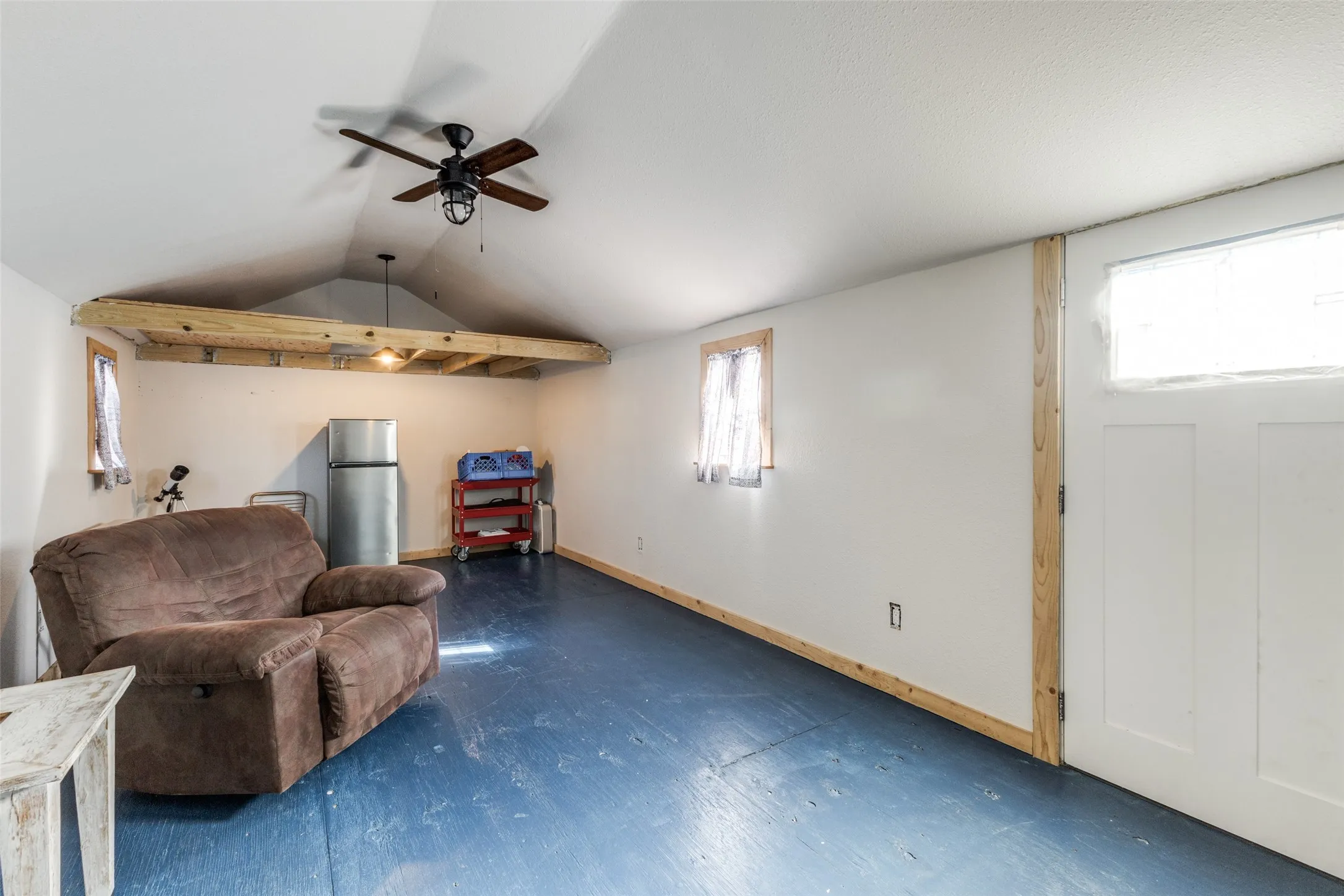 Sitting room featuring lofted ceiling and a ceiling fan