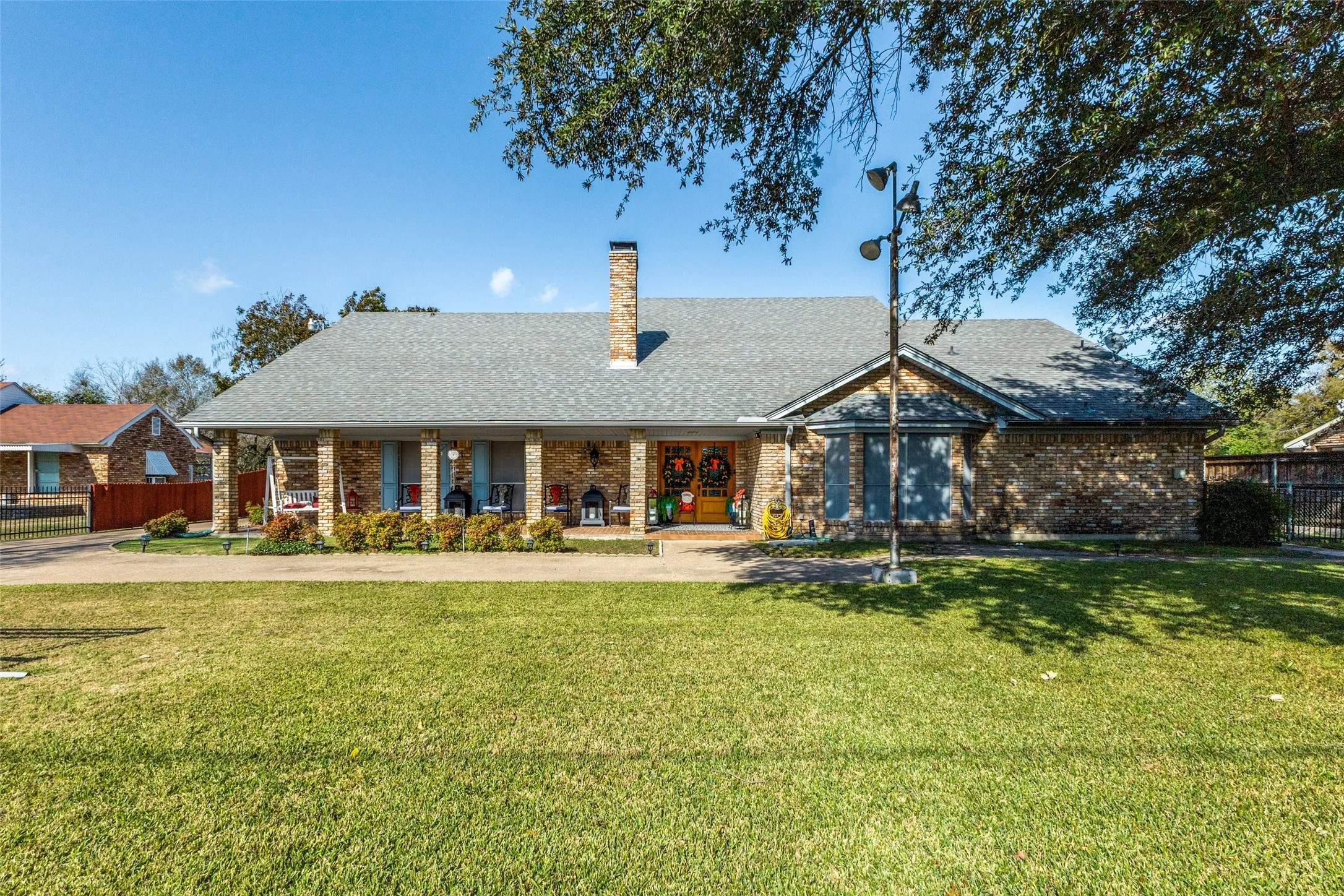 Single Family Residence For Sale in Dallas County , 10615 Old Seagoville Road, Dallas, Texas 75217, 4 Bedroom, 4 Bathroom, 3 Garage spaces, 3,880 Sqft, built in 1977, Preowned, mls#21111976, Real Estate Agent in Dallas, Homes For Sale in Dallas county, Homes For Sale in Dallas, Realtor in Dallas Texas, Real Estate Brokerage Independent Realty Texas, Luminita Cordes Realtor