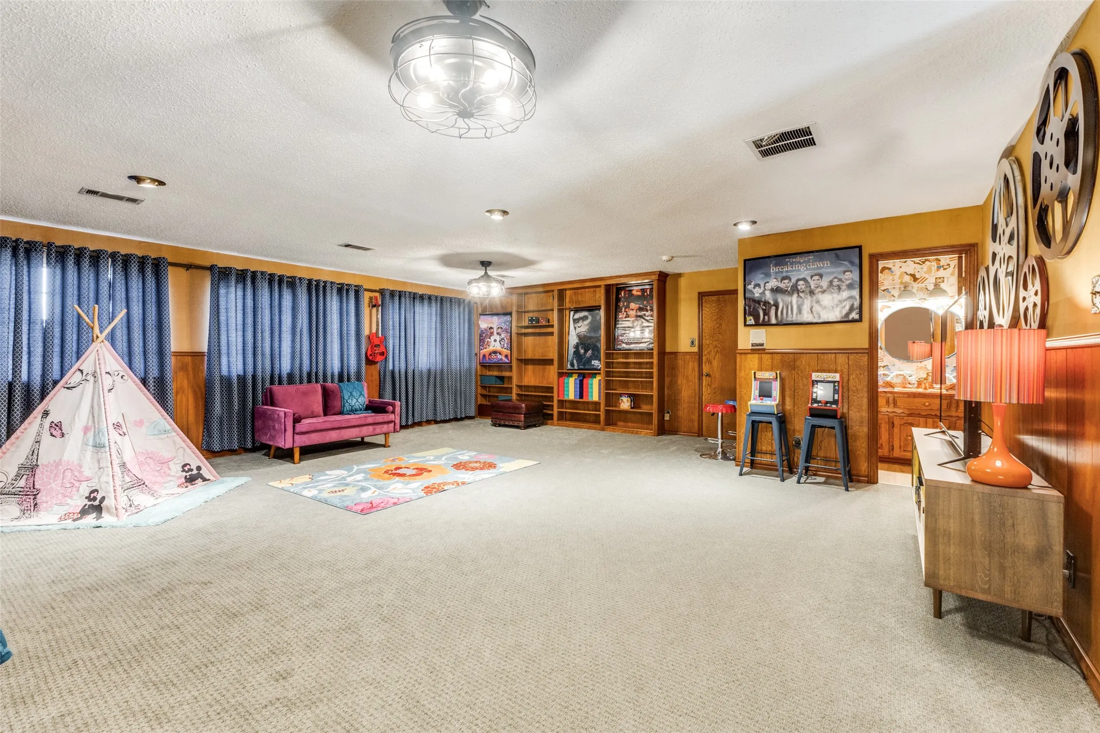 Single Family Residence For Sale in Dallas County , 10615 Old Seagoville Road, Dallas, Texas 75217, 4 Bedroom, 4 Bathroom, 3 Garage spaces, 3,880 Sqft, built in 1977, Preowned, mls#21111976, Real Estate Agent in Dallas, Homes For Sale in Dallas county, Homes For Sale in Dallas, Realtor in Dallas Texas, Real Estate Brokerage Independent Realty Texas, Luminita Cordes Realtor