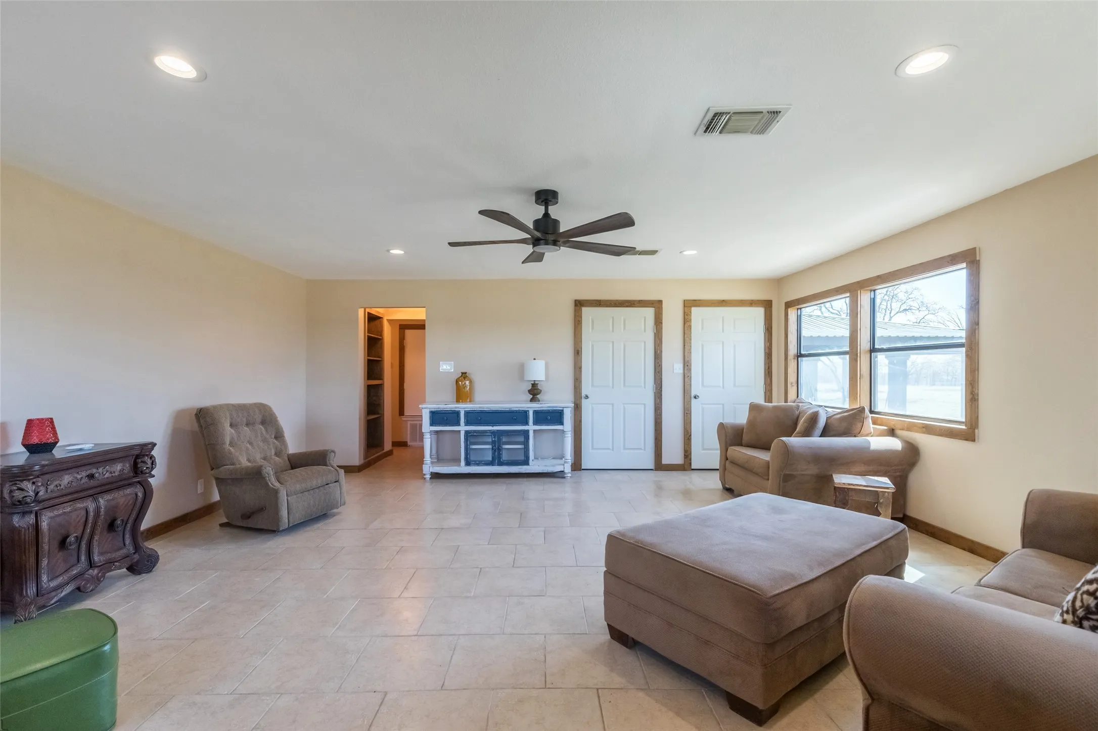 Single Family Residence For Sale in Brown County , 15100 CR 129, Brownwood, Texas 76801, 2 Bedroom, 2 Bathroom, Garage spaces, 2,510 Sqft, built in 1966, mls#21114417, Real Estate Agent in Brownwood, Homes For Sale in Brown county, Homes For Sale in Brownwood, Realtor in Brownwood Texas, Real Estate Brokerage Independent Realty Texas, Luminita Cordes Realtor