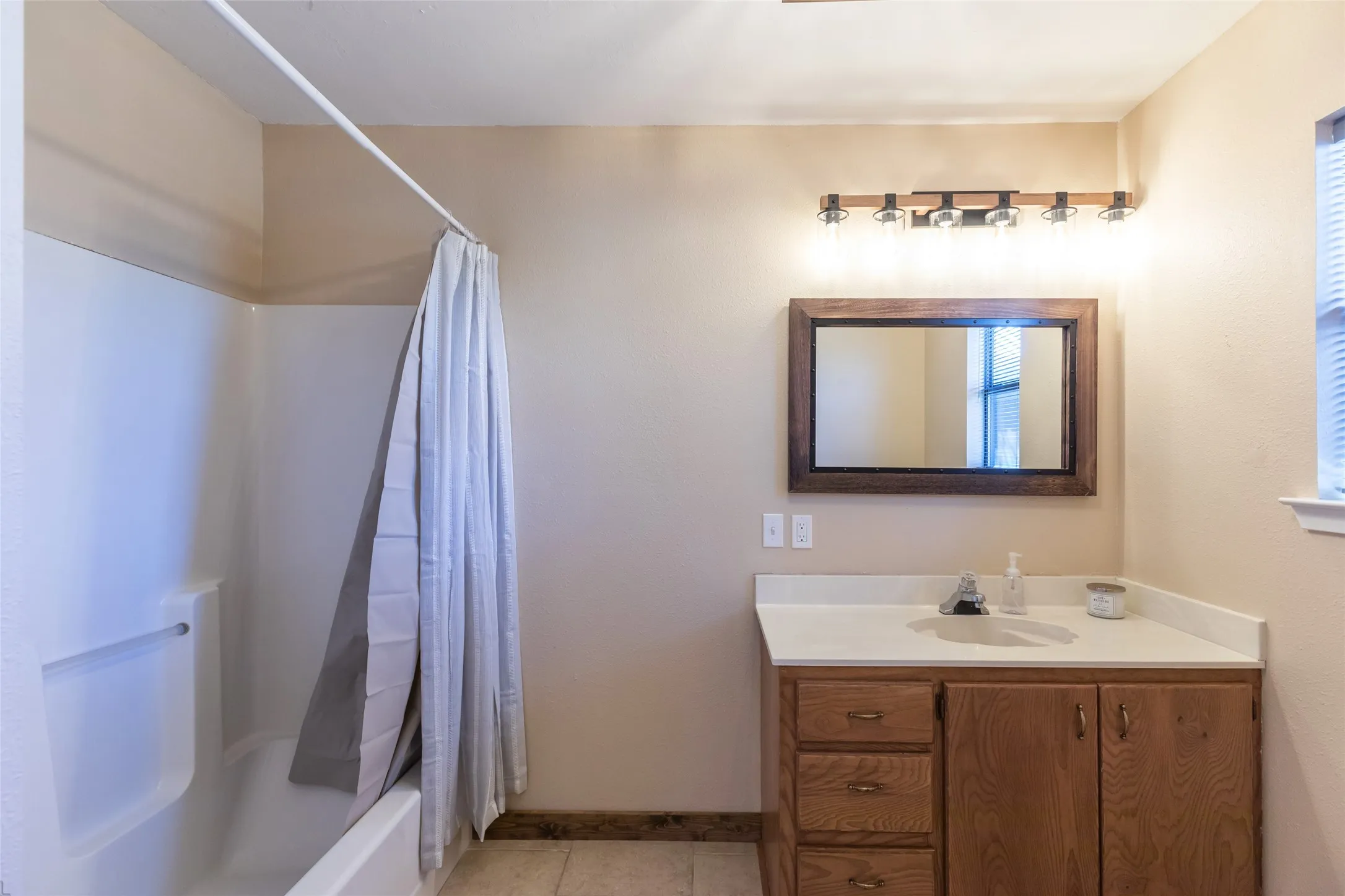 Single Family Residence For Sale in Brown County , 15100 CR 129, Brownwood, Texas 76801, 2 Bedroom, 2 Bathroom, Garage spaces, 2,510 Sqft, built in 1966, mls#21114417, Real Estate Agent in Brownwood, Homes For Sale in Brown county, Homes For Sale in Brownwood, Realtor in Brownwood Texas, Real Estate Brokerage Independent Realty Texas, Luminita Cordes Realtor