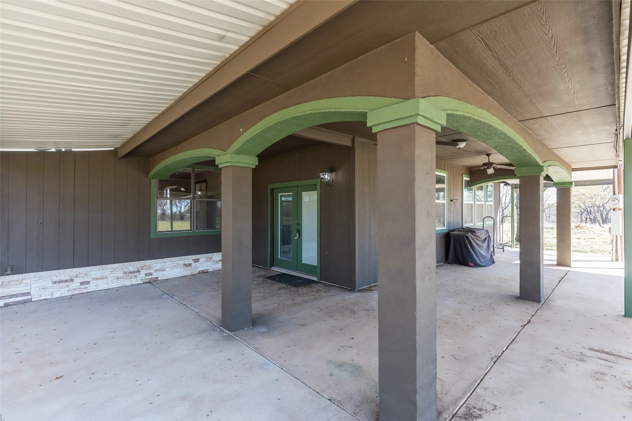 Single Family Residence For Sale in Brown County , 15100 CR 129, Brownwood, Texas 76801, 2 Bedroom, 2 Bathroom, Garage spaces, 2,510 Sqft, built in 1966, mls#21114417, Real Estate Agent in Brownwood, Homes For Sale in Brown county, Homes For Sale in Brownwood, Realtor in Brownwood Texas, Real Estate Brokerage Independent Realty Texas, Luminita Cordes Realtor