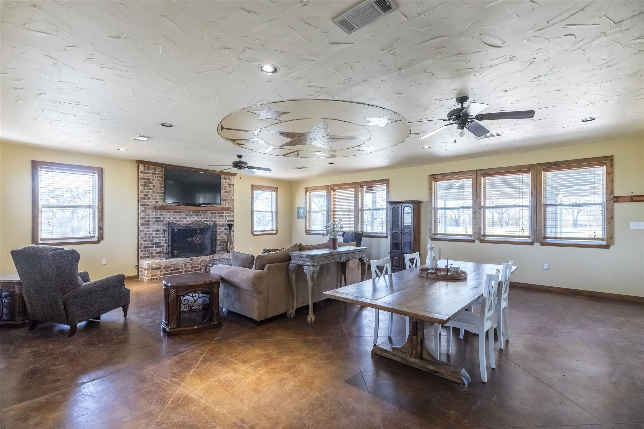 Single Family Residence For Sale in Brown County , 15100 CR 129, Brownwood, Texas 76801, 2 Bedroom, 2 Bathroom, Garage spaces, 2,510 Sqft, built in 1966, mls#21114417, Real Estate Agent in Brownwood, Homes For Sale in Brown county, Homes For Sale in Brownwood, Realtor in Brownwood Texas, Real Estate Brokerage Independent Realty Texas, Luminita Cordes Realtor