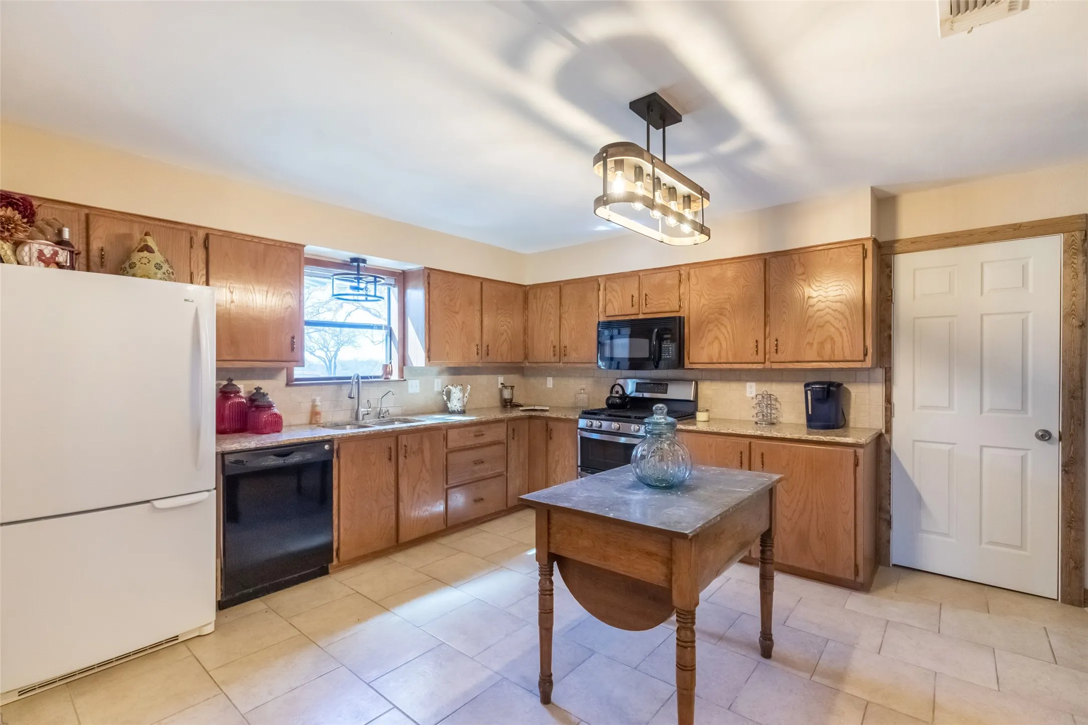 Single Family Residence For Sale in Brown County , 15100 CR 129, Brownwood, Texas 76801, 2 Bedroom, 2 Bathroom, Garage spaces, 2,510 Sqft, built in 1966, mls#21114417, Real Estate Agent in Brownwood, Homes For Sale in Brown county, Homes For Sale in Brownwood, Realtor in Brownwood Texas, Real Estate Brokerage Independent Realty Texas, Luminita Cordes Realtor