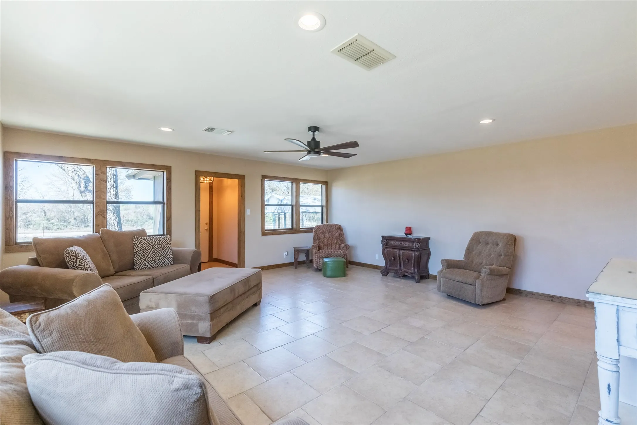 Single Family Residence For Sale in Brown County , 15100 CR 129, Brownwood, Texas 76801, 2 Bedroom, 2 Bathroom, Garage spaces, 2,510 Sqft, built in 1966, mls#21114417, Real Estate Agent in Brownwood, Homes For Sale in Brown county, Homes For Sale in Brownwood, Realtor in Brownwood Texas, Real Estate Brokerage Independent Realty Texas, Luminita Cordes Realtor